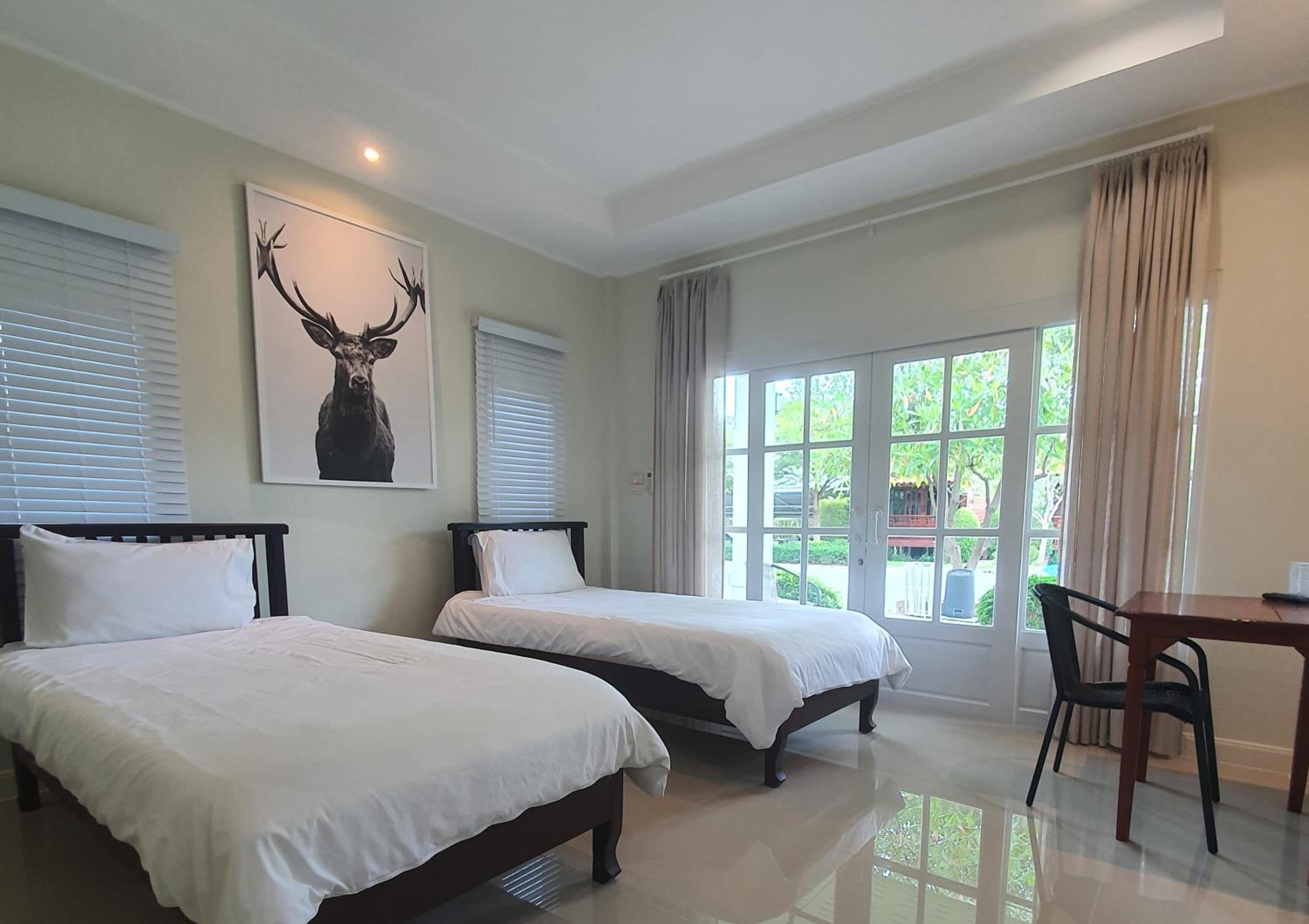Deluxe Double or Twin Room - Photo 10