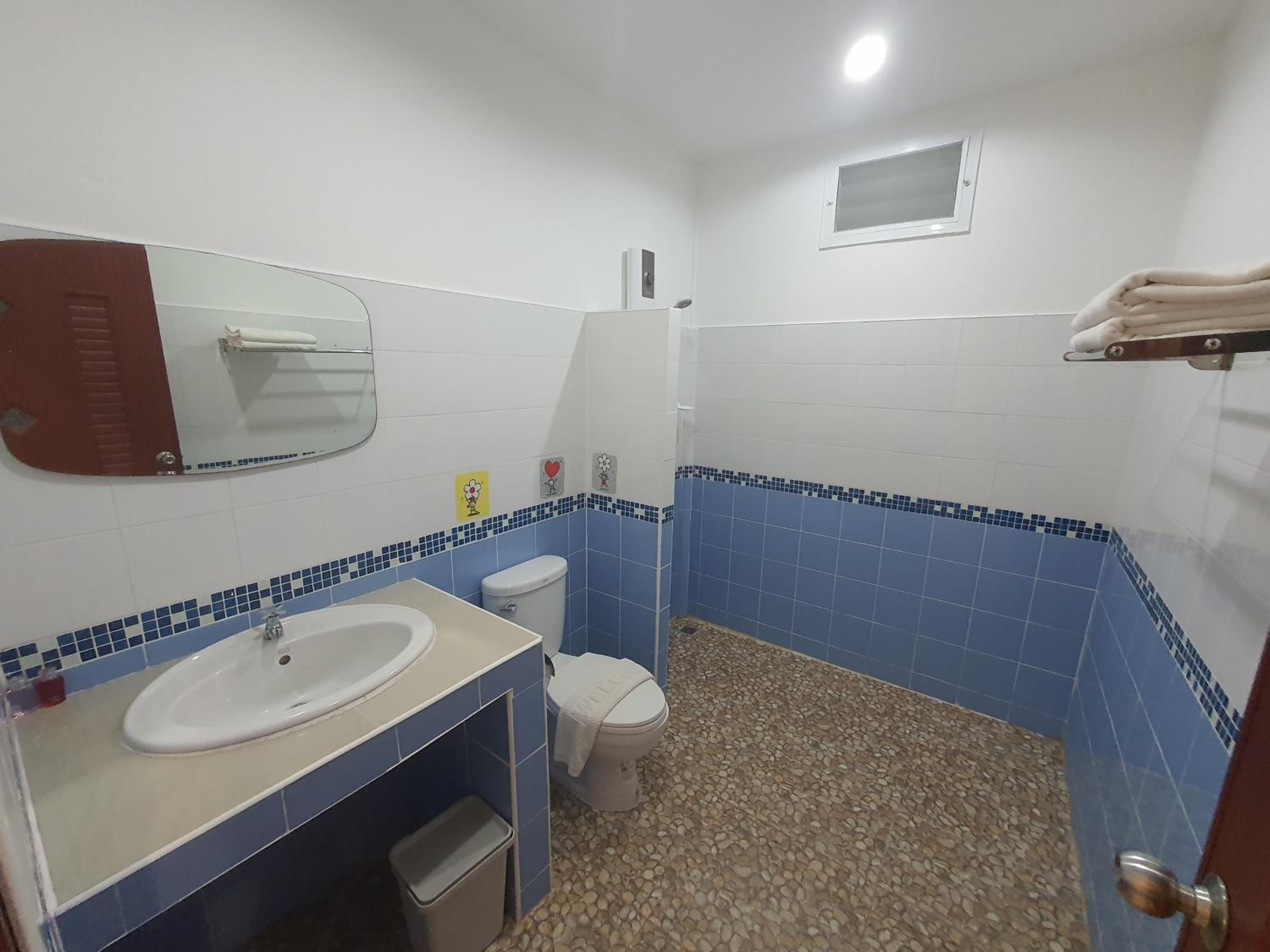 Deluxe Double or Twin Room - Photo 5