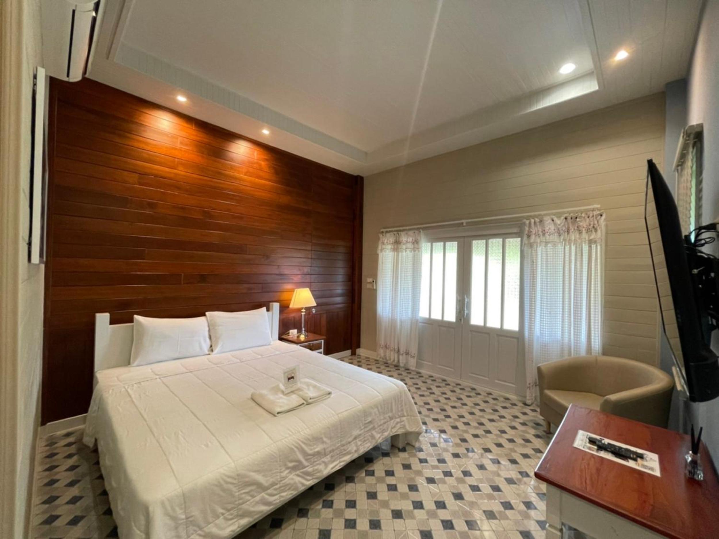 Deluxe Family Room - Photo 9