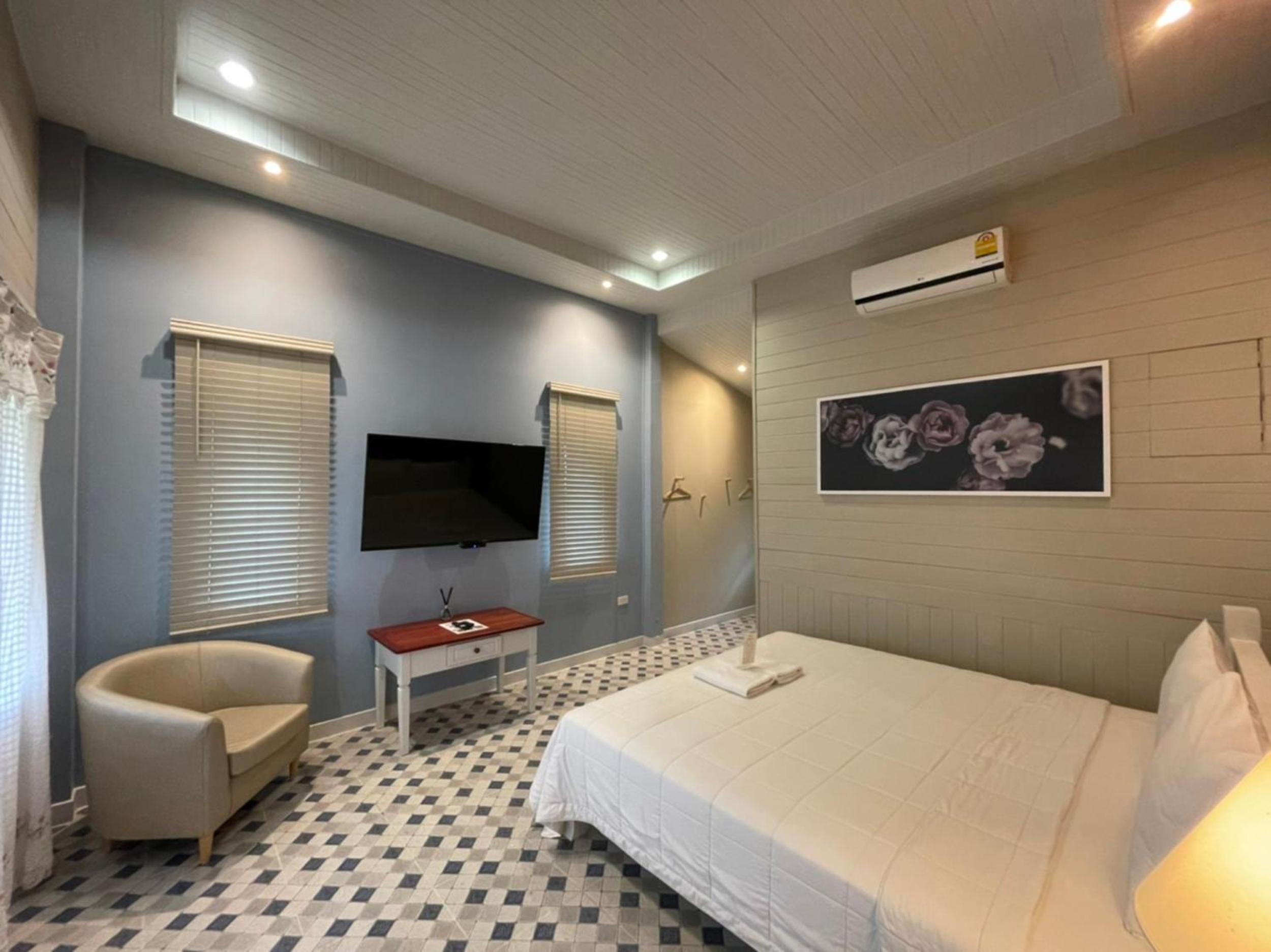 Deluxe Family Room - Photo 3