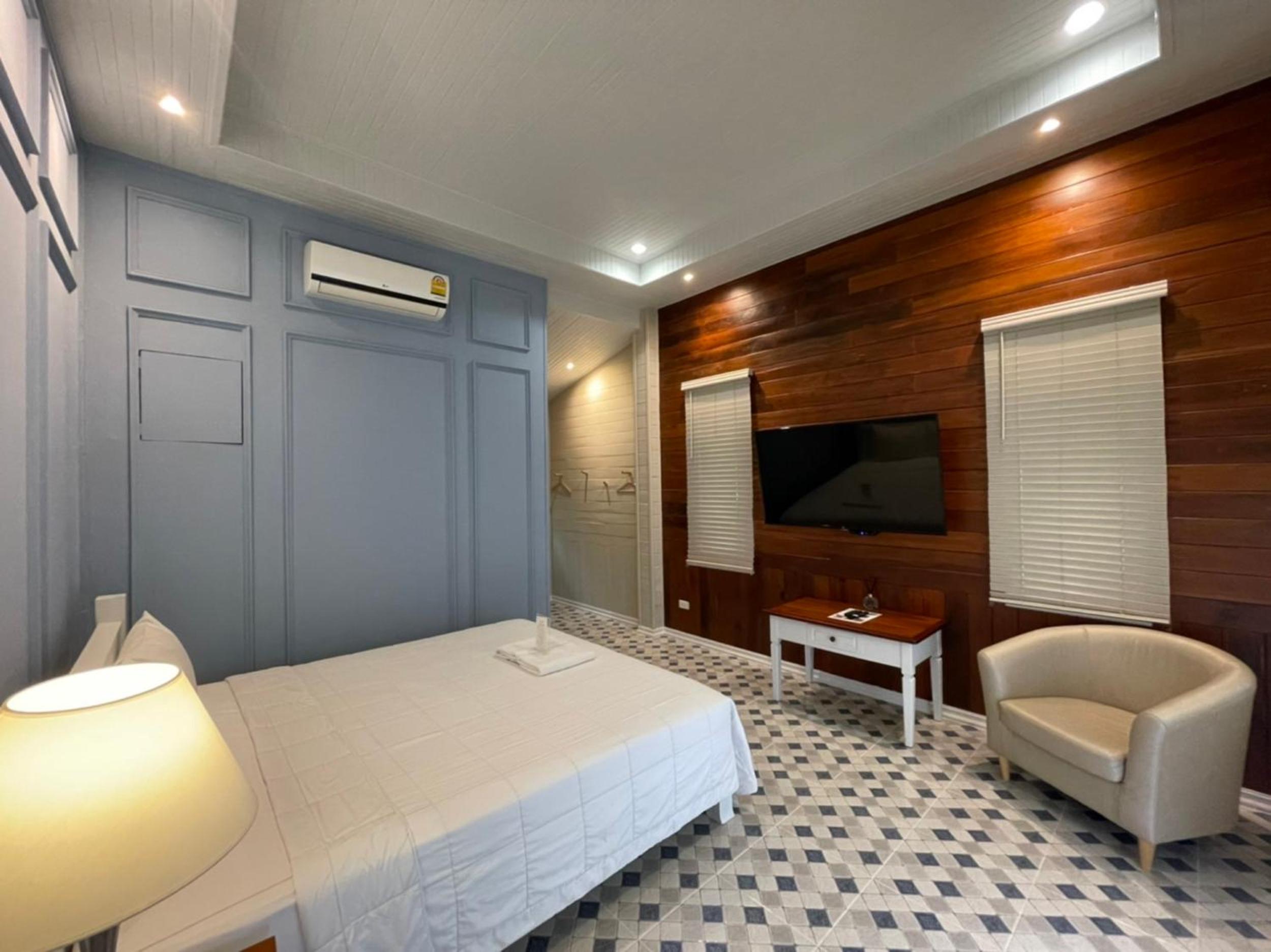 Deluxe Family Room - Photo 8