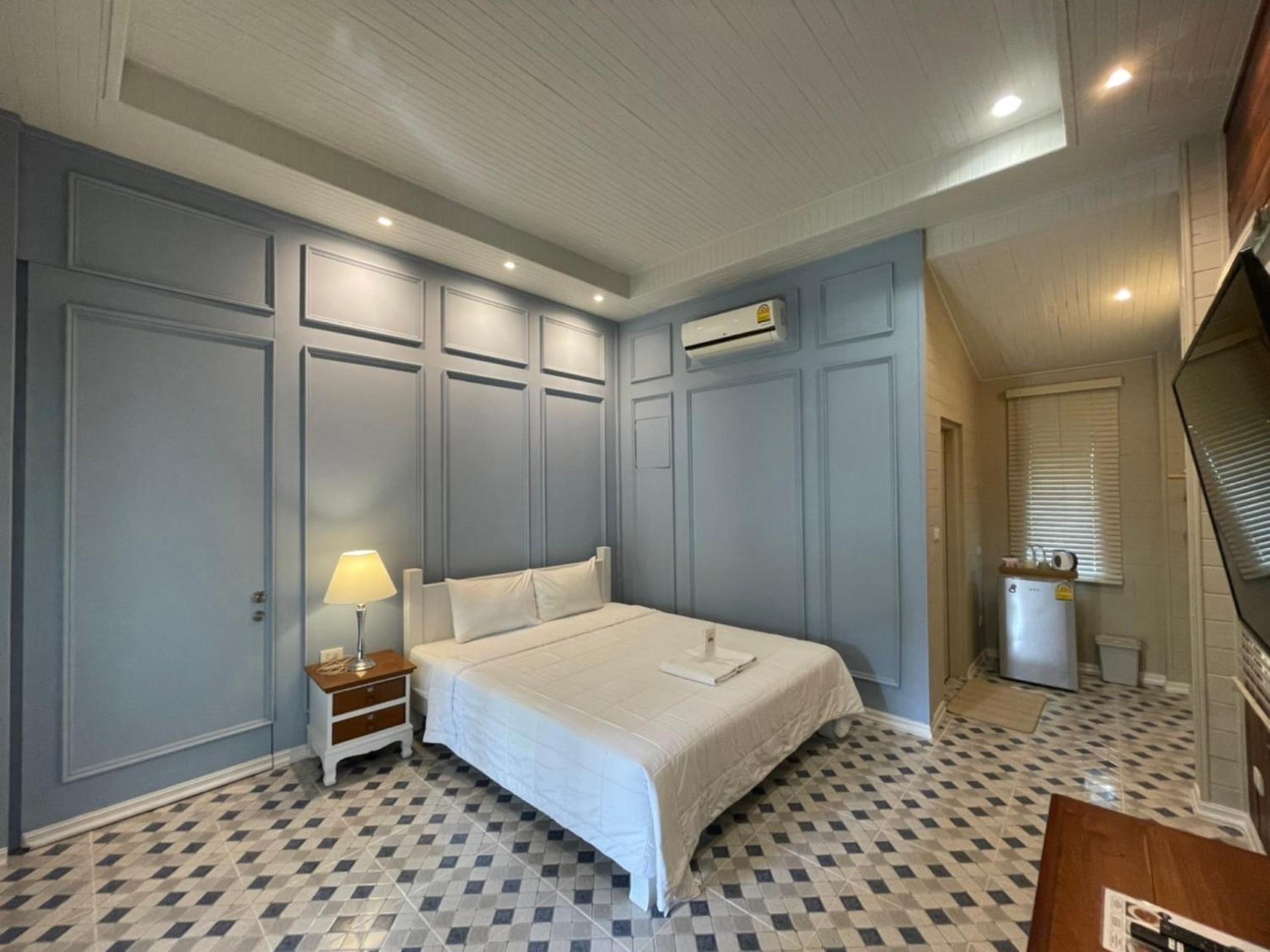 Deluxe Family Room - Photo 2