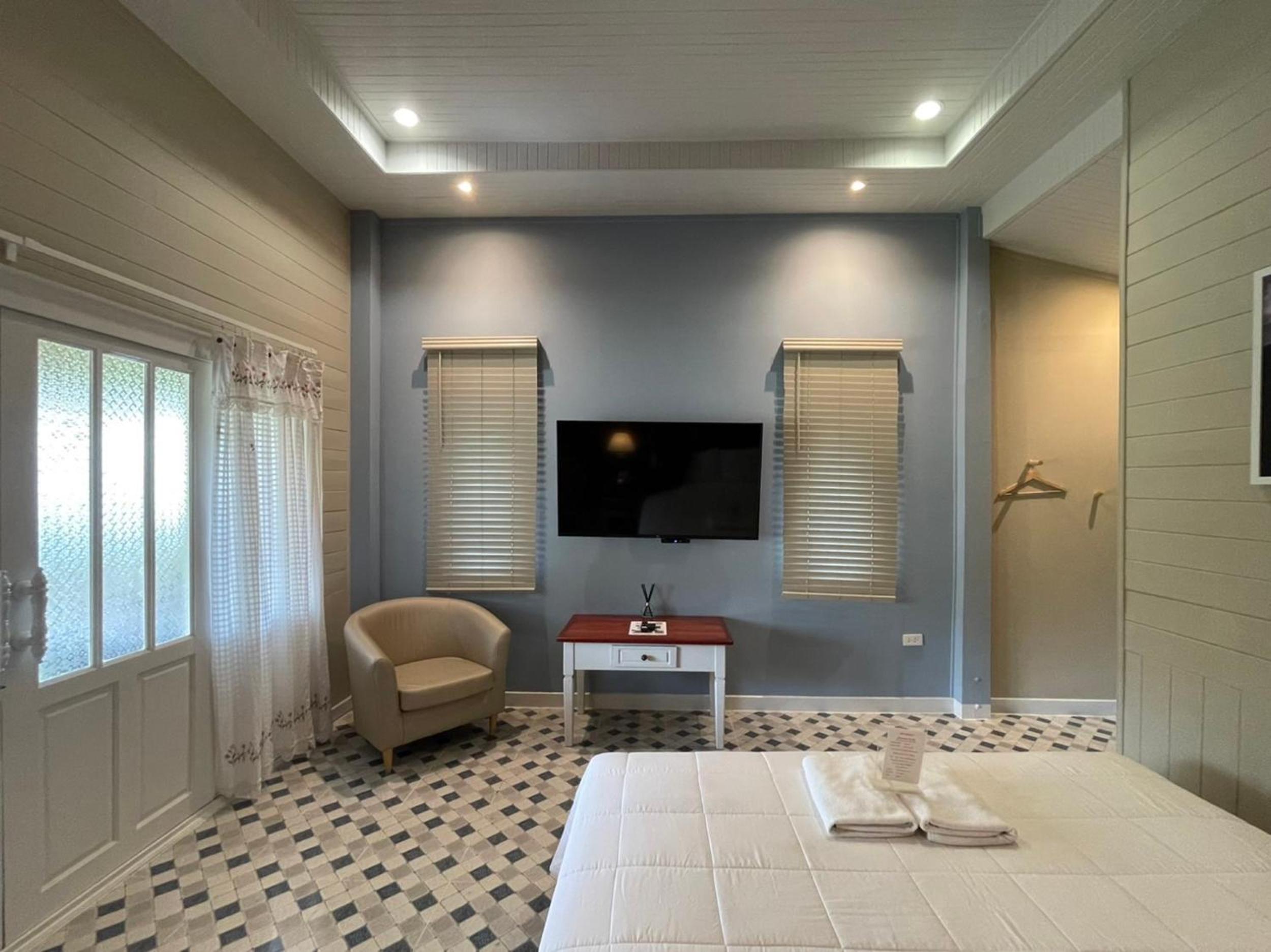 Deluxe Family Room - Photo 13