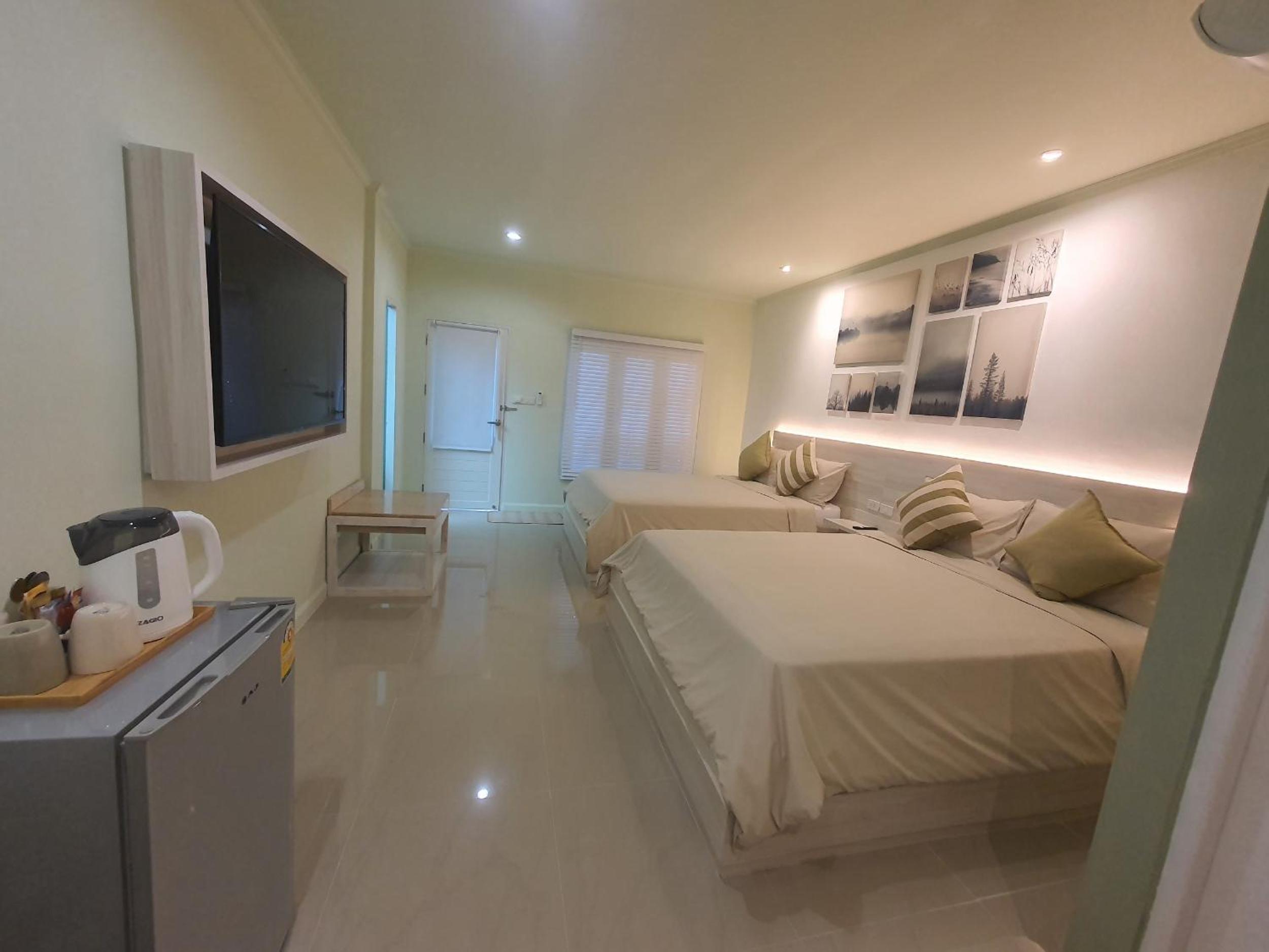 Superior Quadruple Room - Photo 14