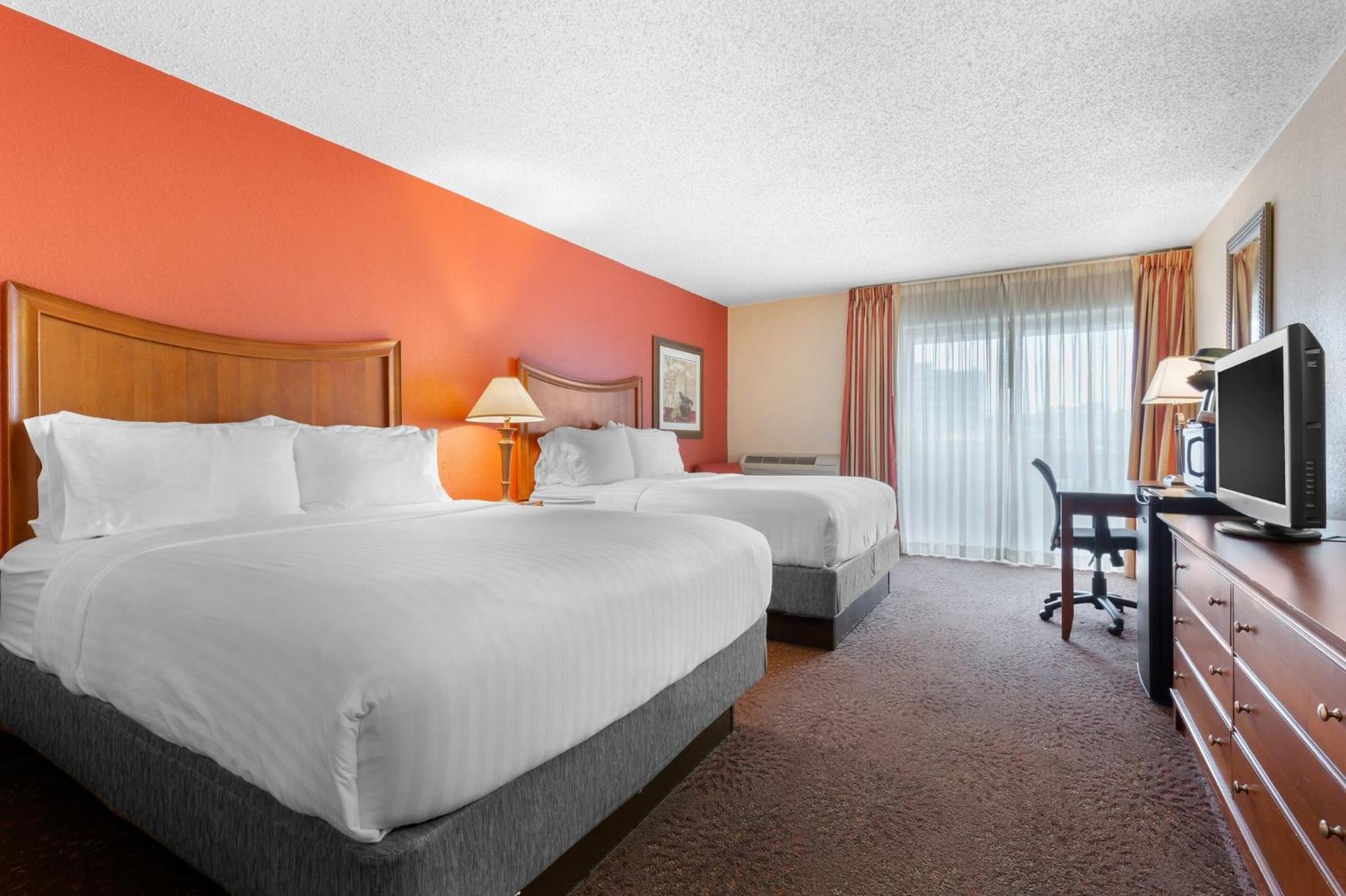 Standard Room with Two Queen Beds - Photo 5