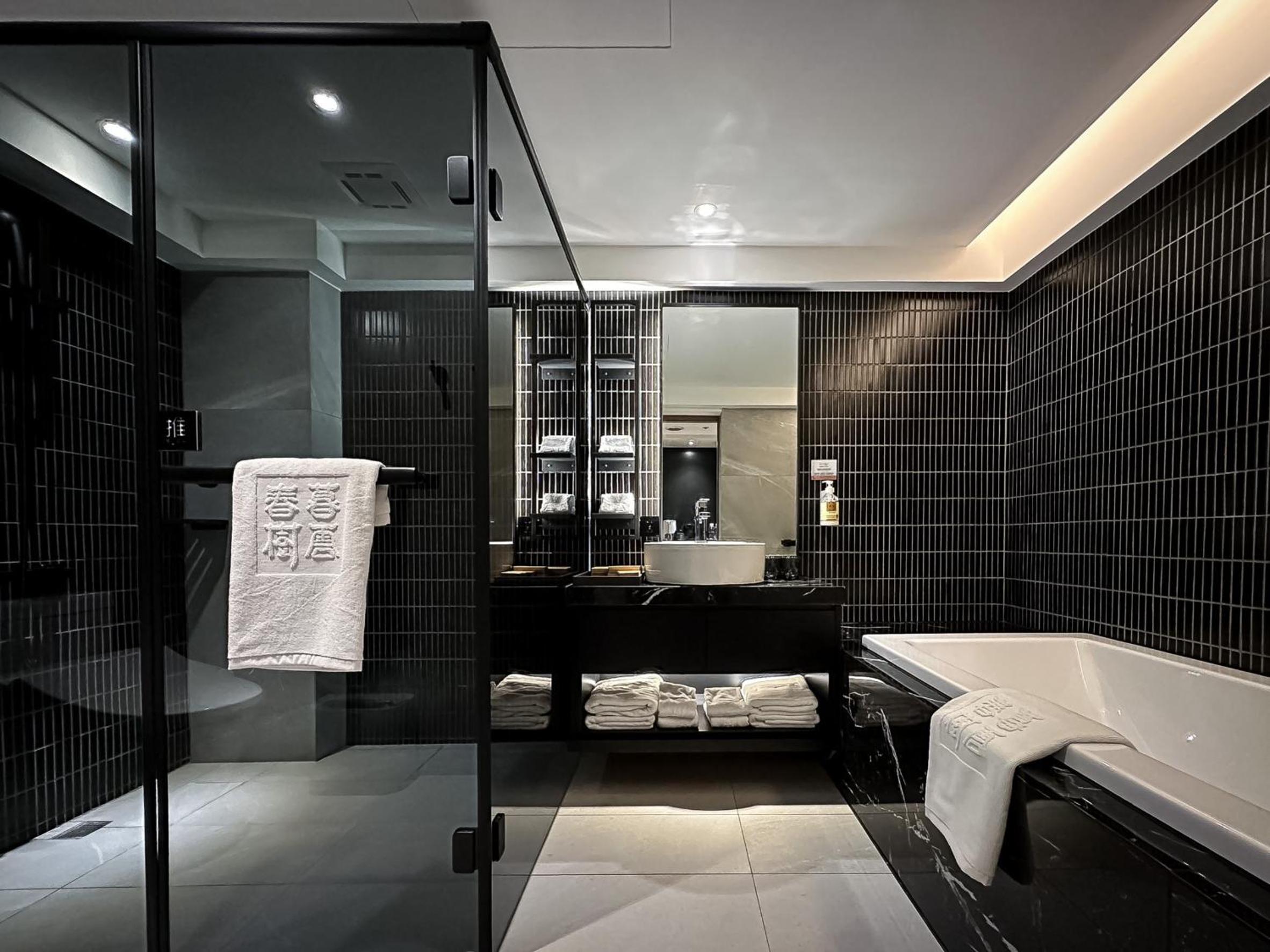 Deluxe Quadruple Room - Photo 6