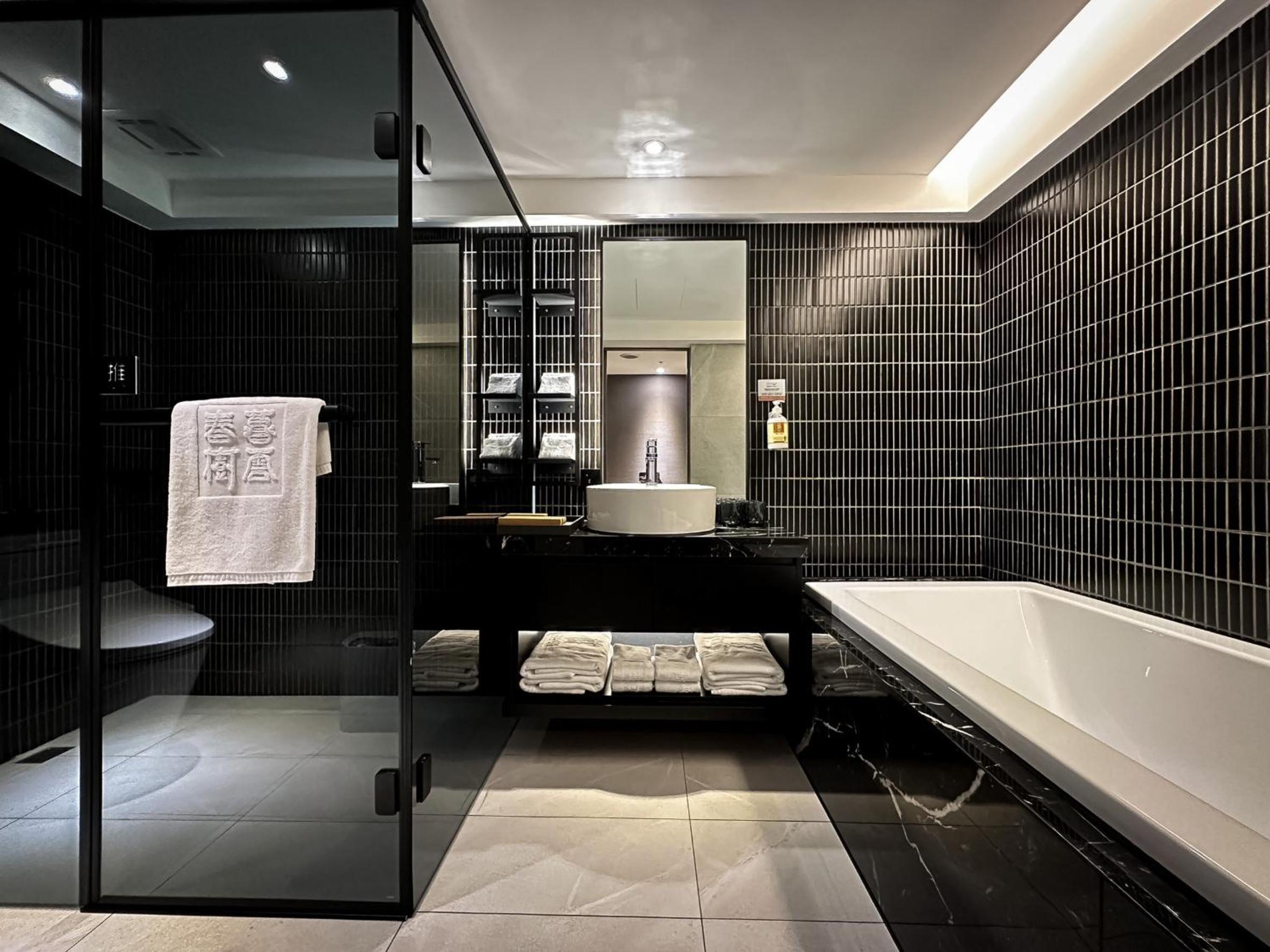 Deluxe Quadruple Room - Photo 16