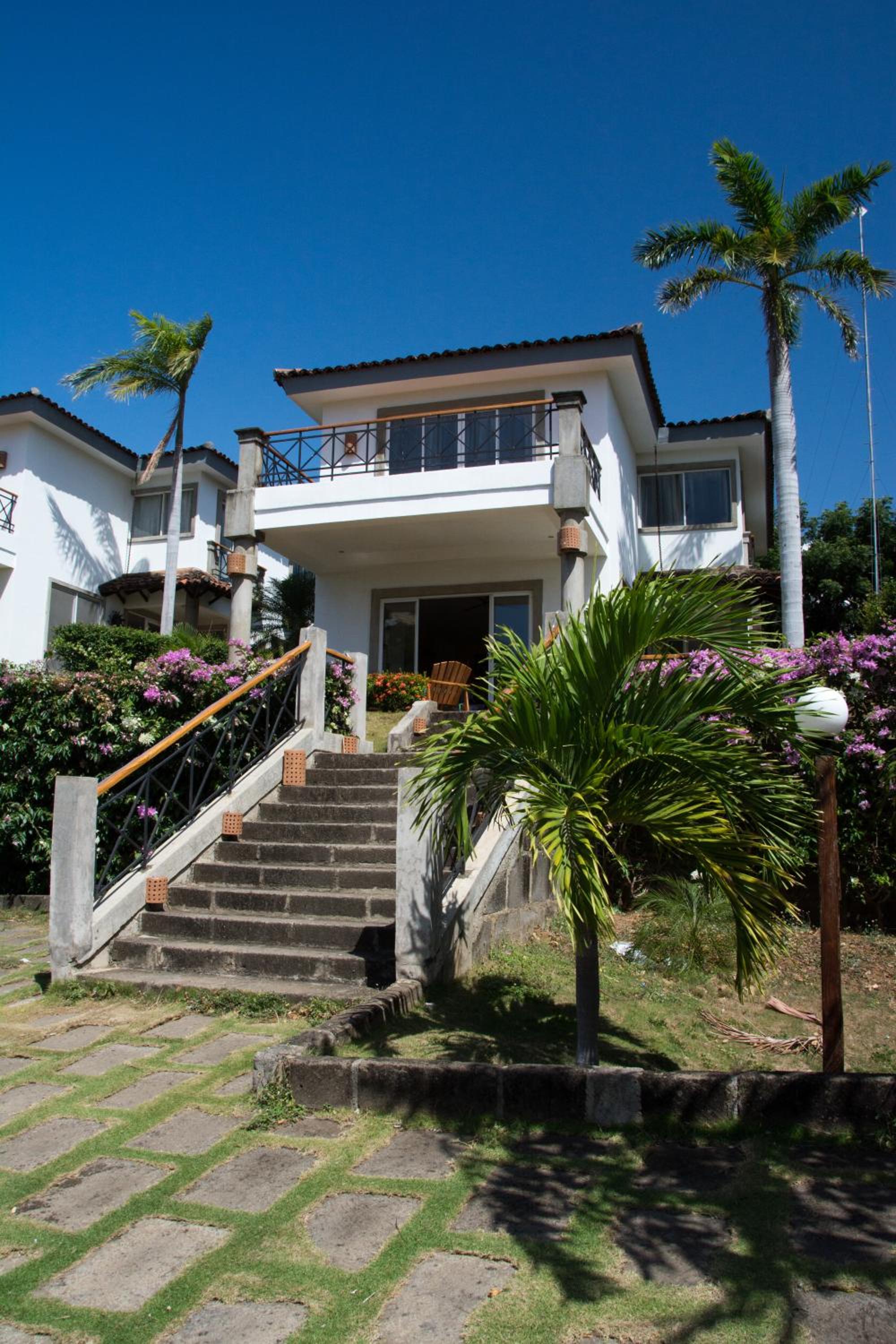 Three-Bedroom House photo 2