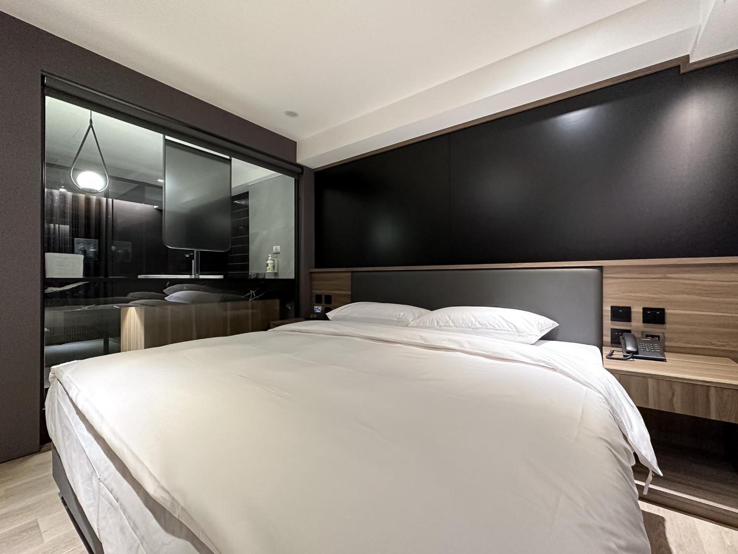 Queen Room - Photo 16