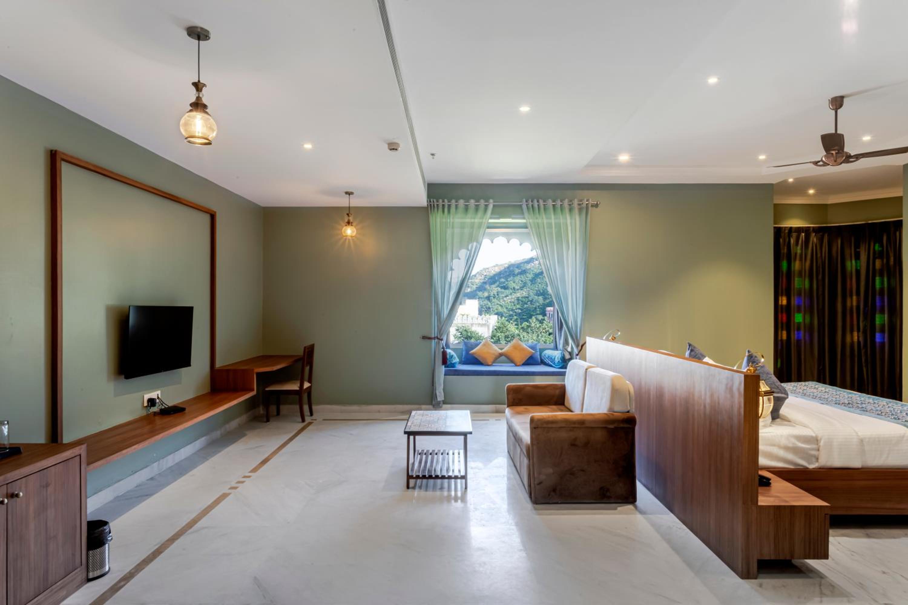 Suite with Balcony - Photo 9
