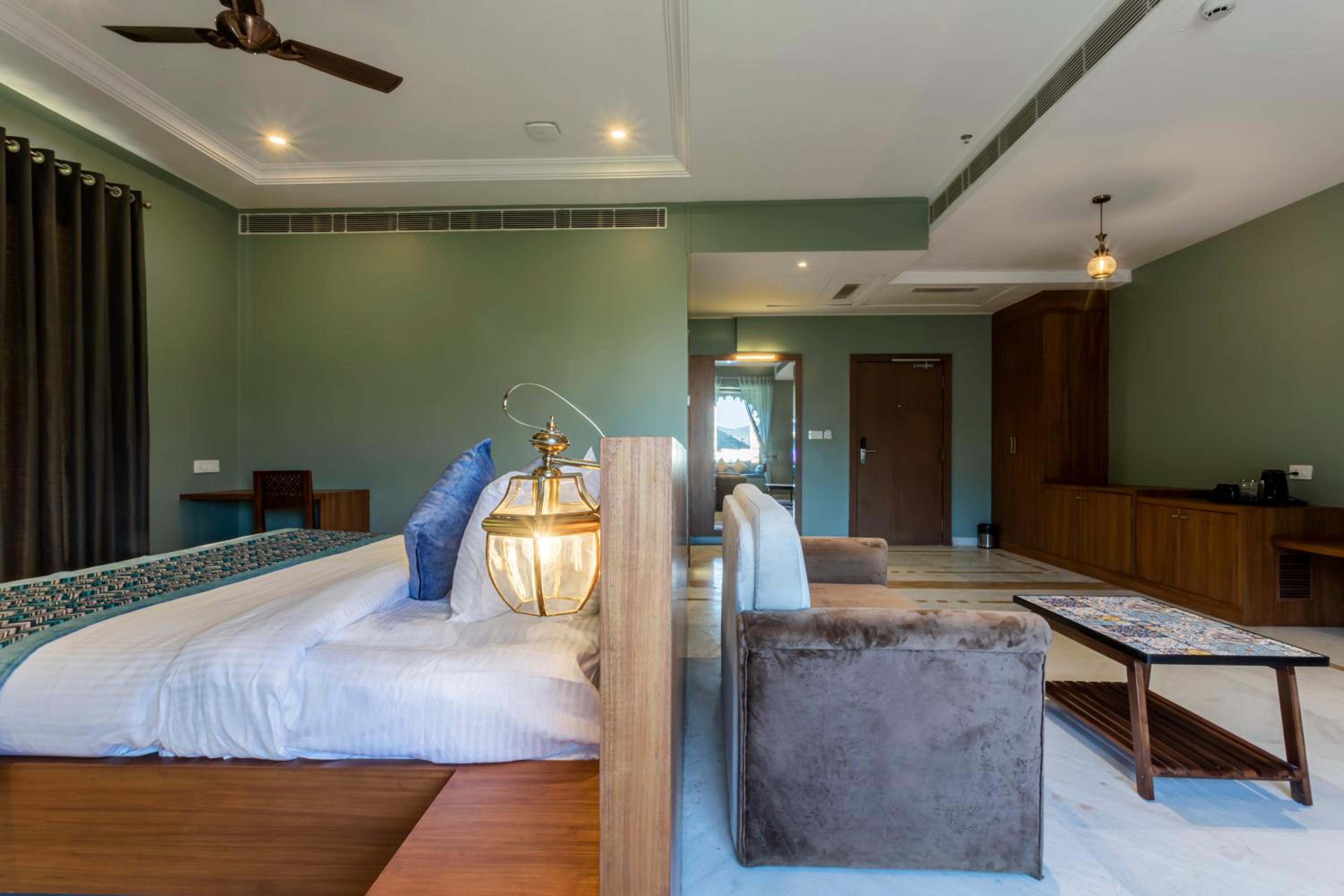 Suite with Balcony - Photo 7