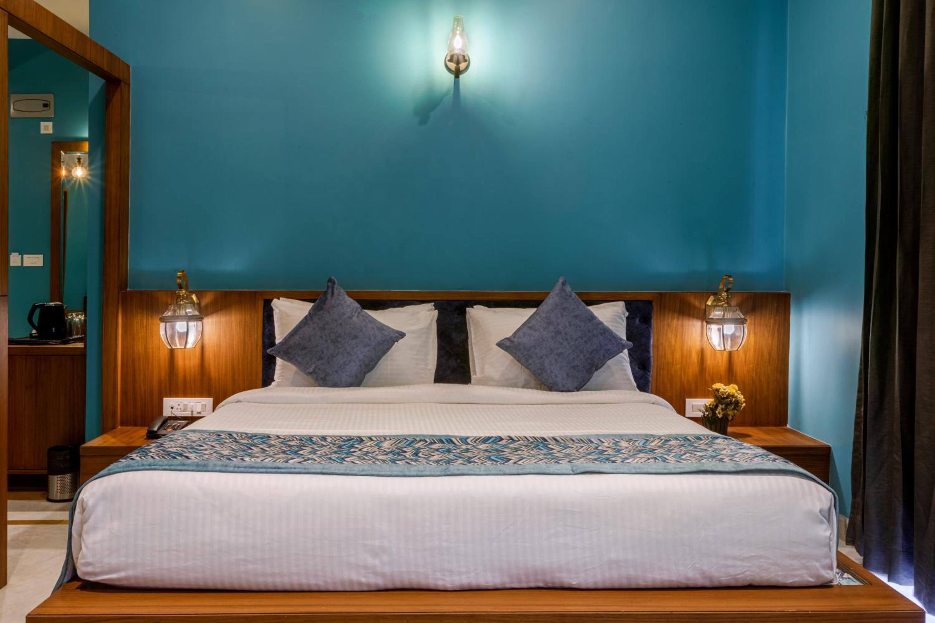 Suite with Balcony - Photo 13