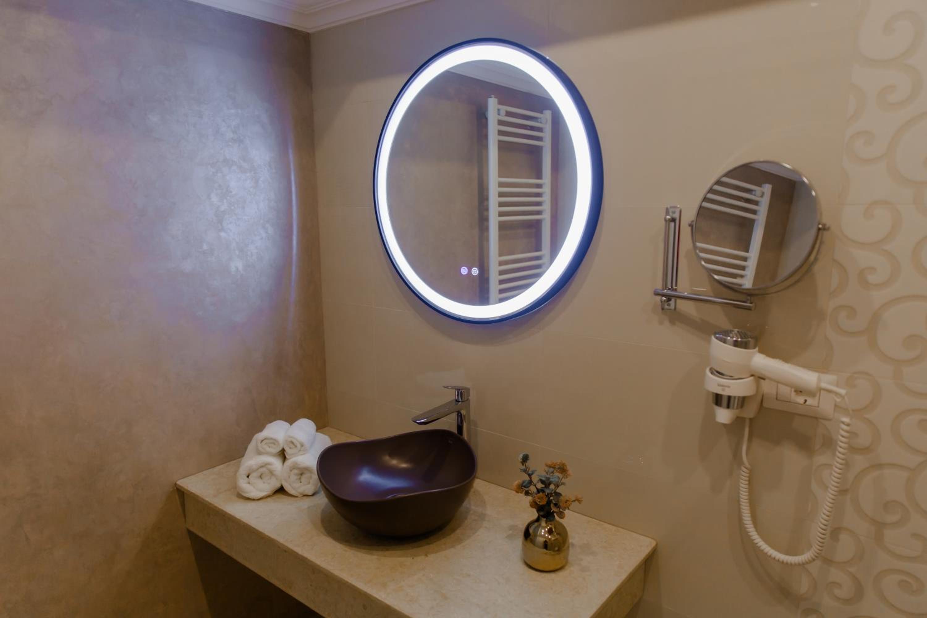 Deluxe Room - Photo 16