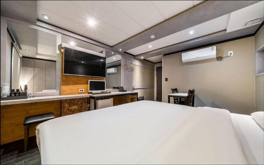 Economy Double Room - Photo 15