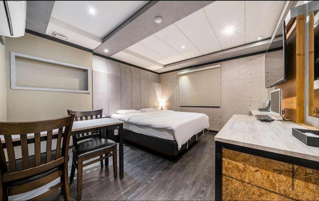 Economy Double Room - Photo 16