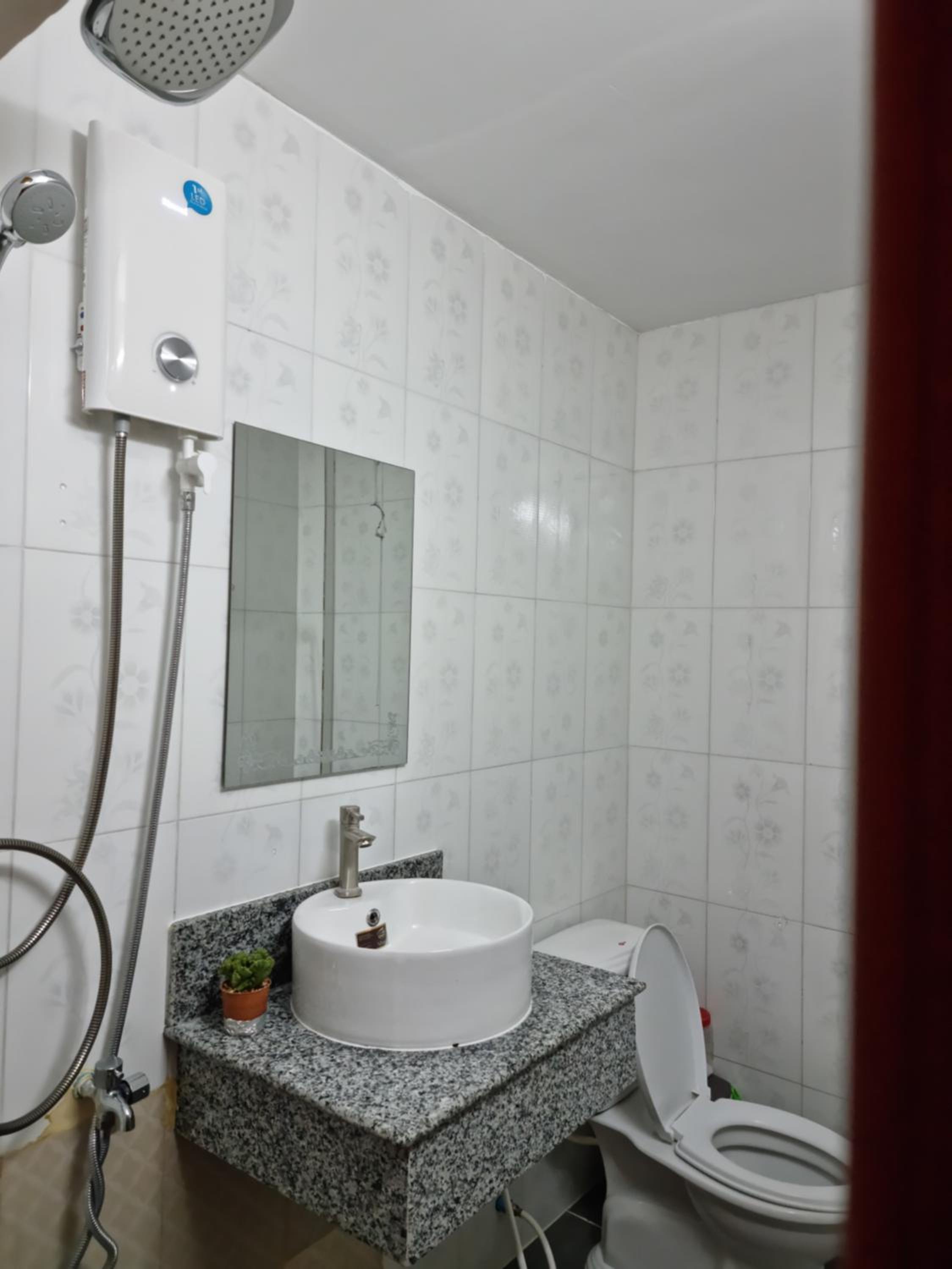 King Room with Balcony - Photo 5