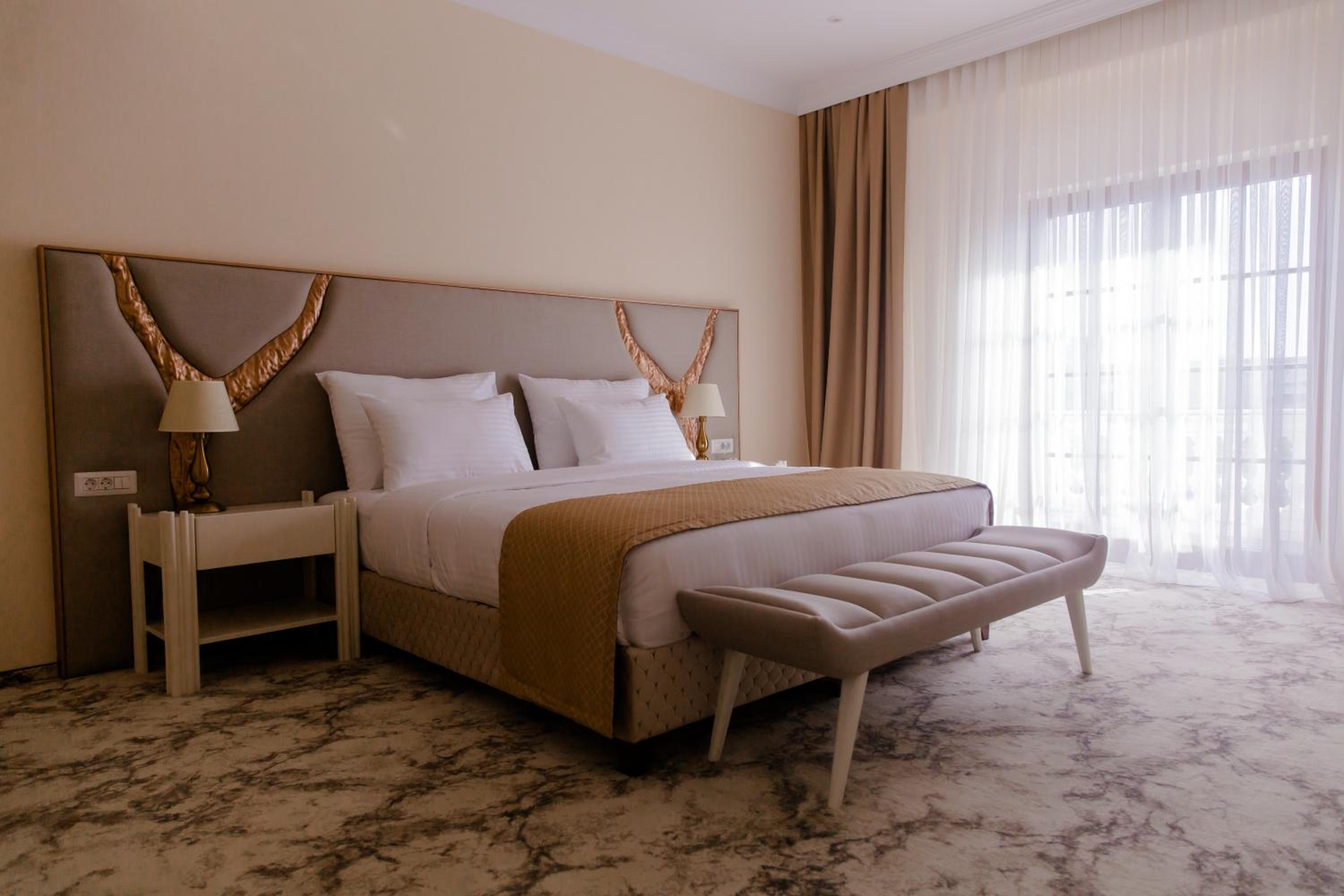 Deluxe Double Room with Balcony - Photo 10