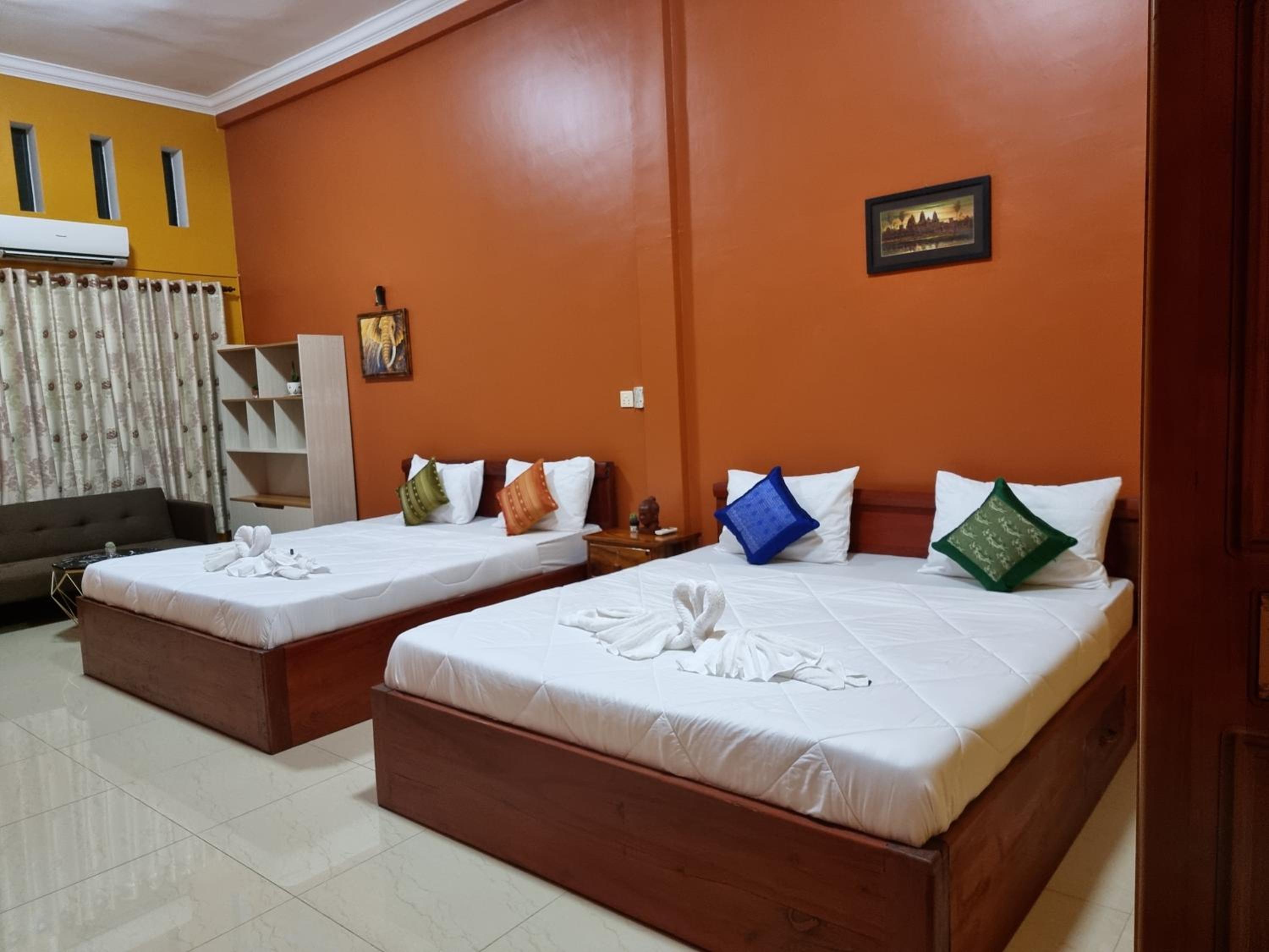 King Room with Balcony - Photo 6