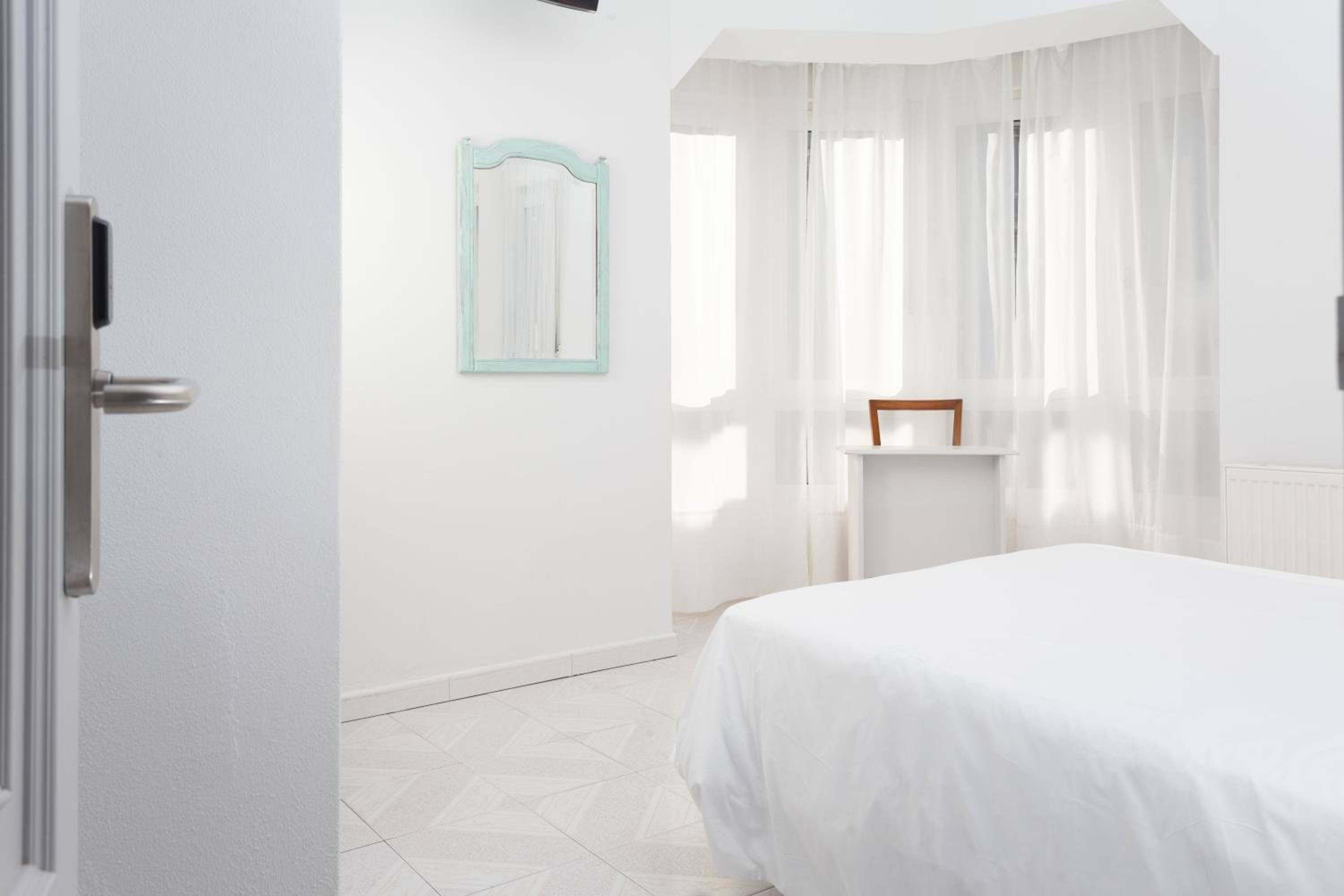 Double Room with Private Bathroom - Photo 4