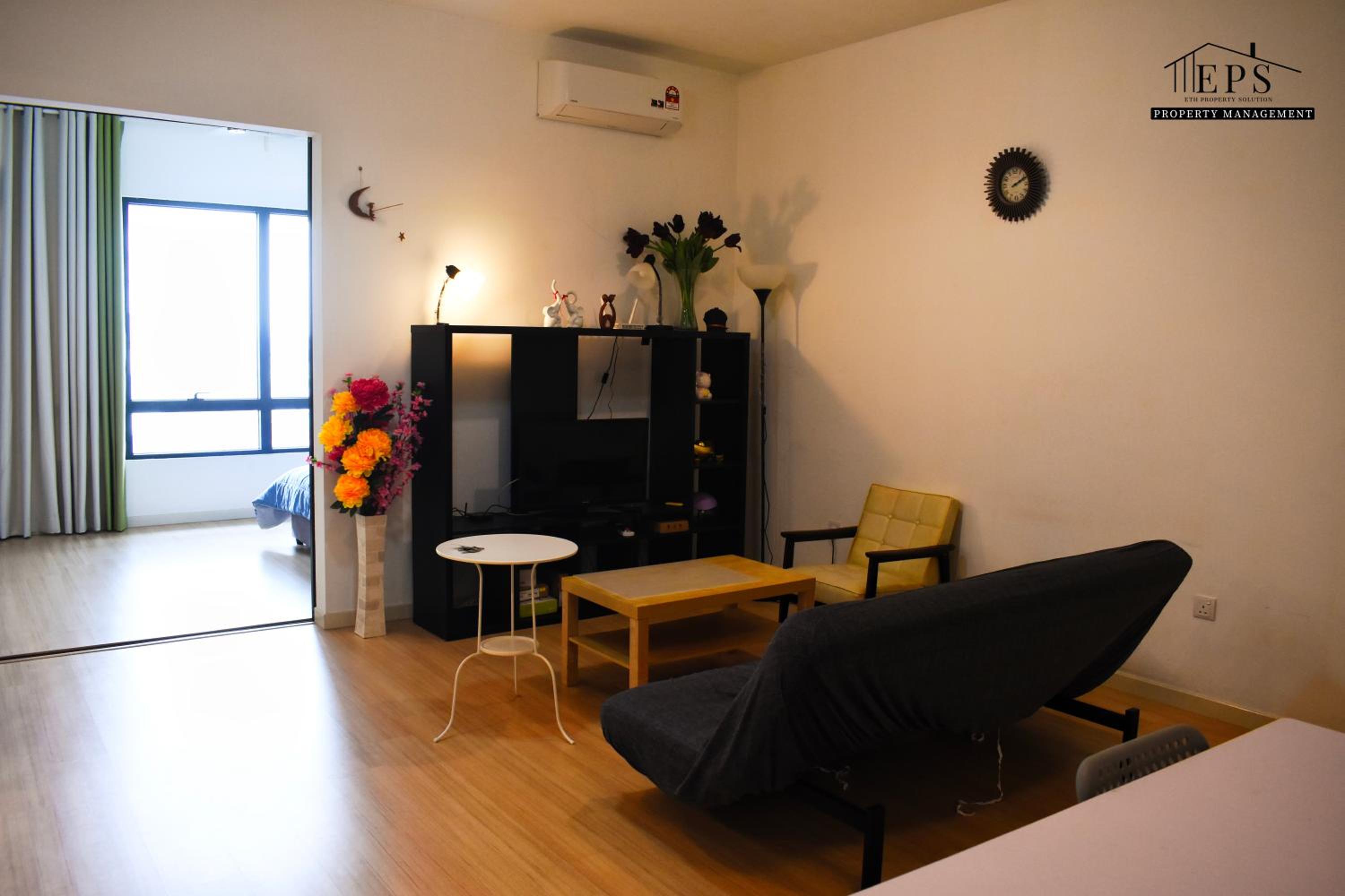 One-Bedroom Apartment photo 1