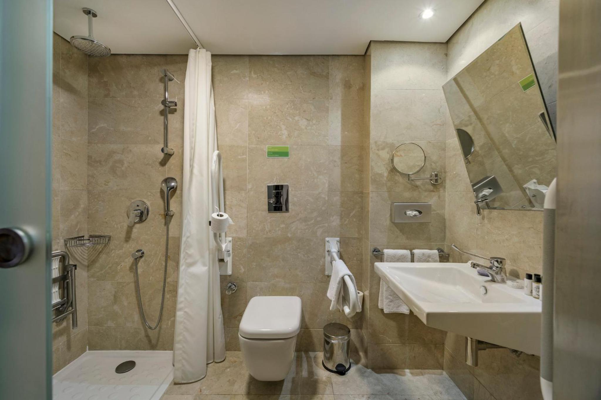 Standard King Room - Accessible photo 3