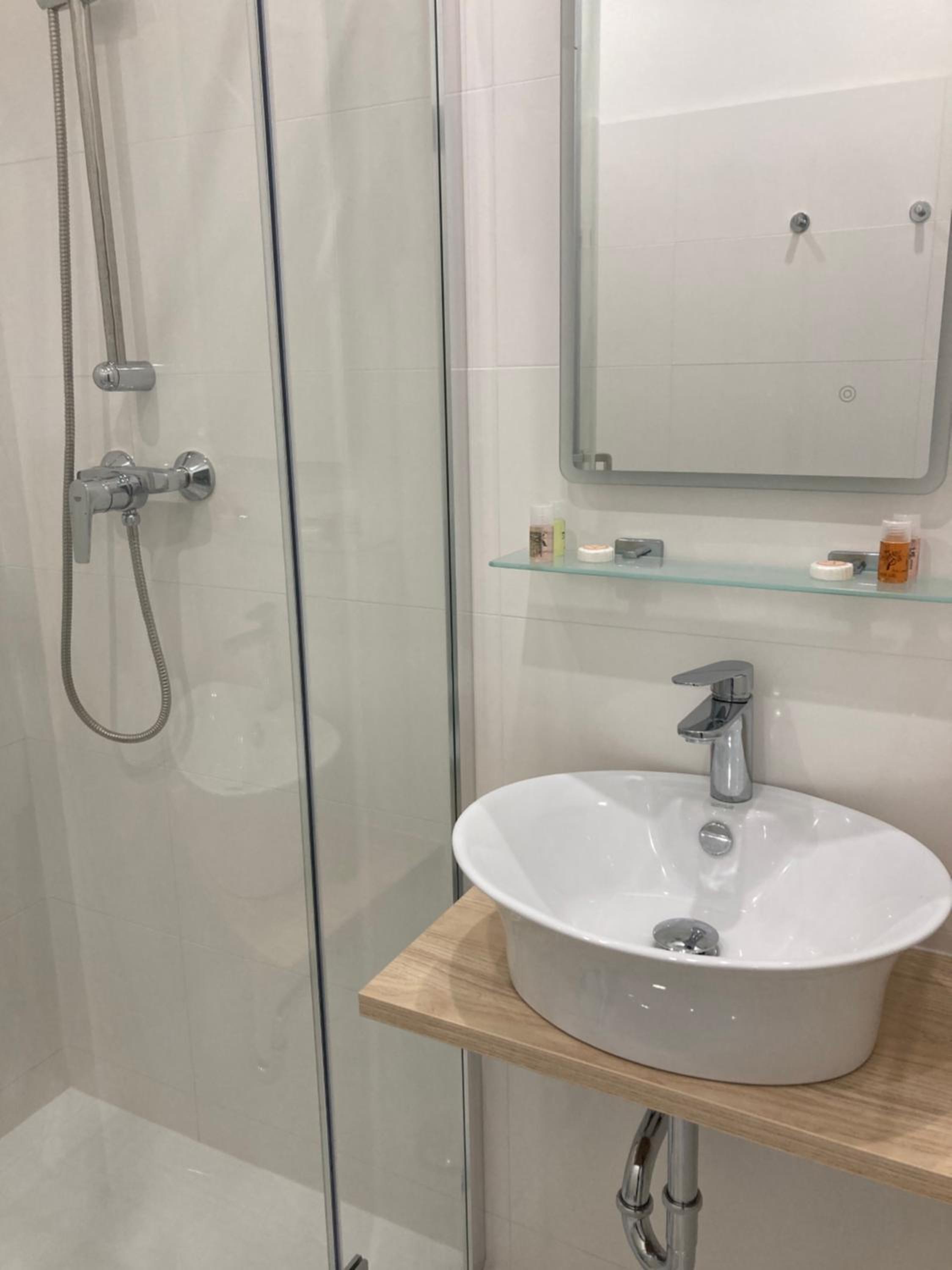 Standard Twin Room - Photo 5