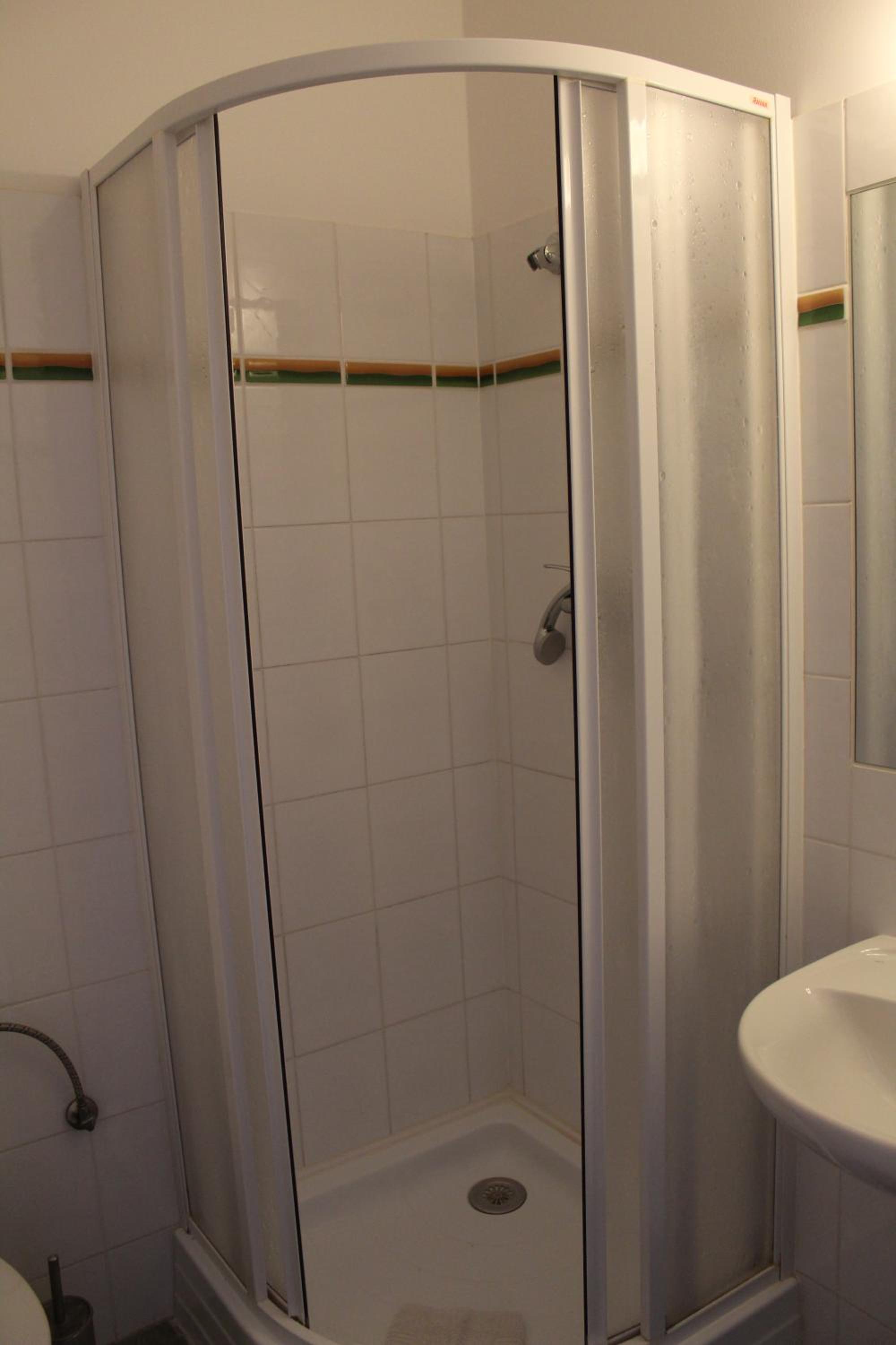 Economy Twin Room - Photo 10