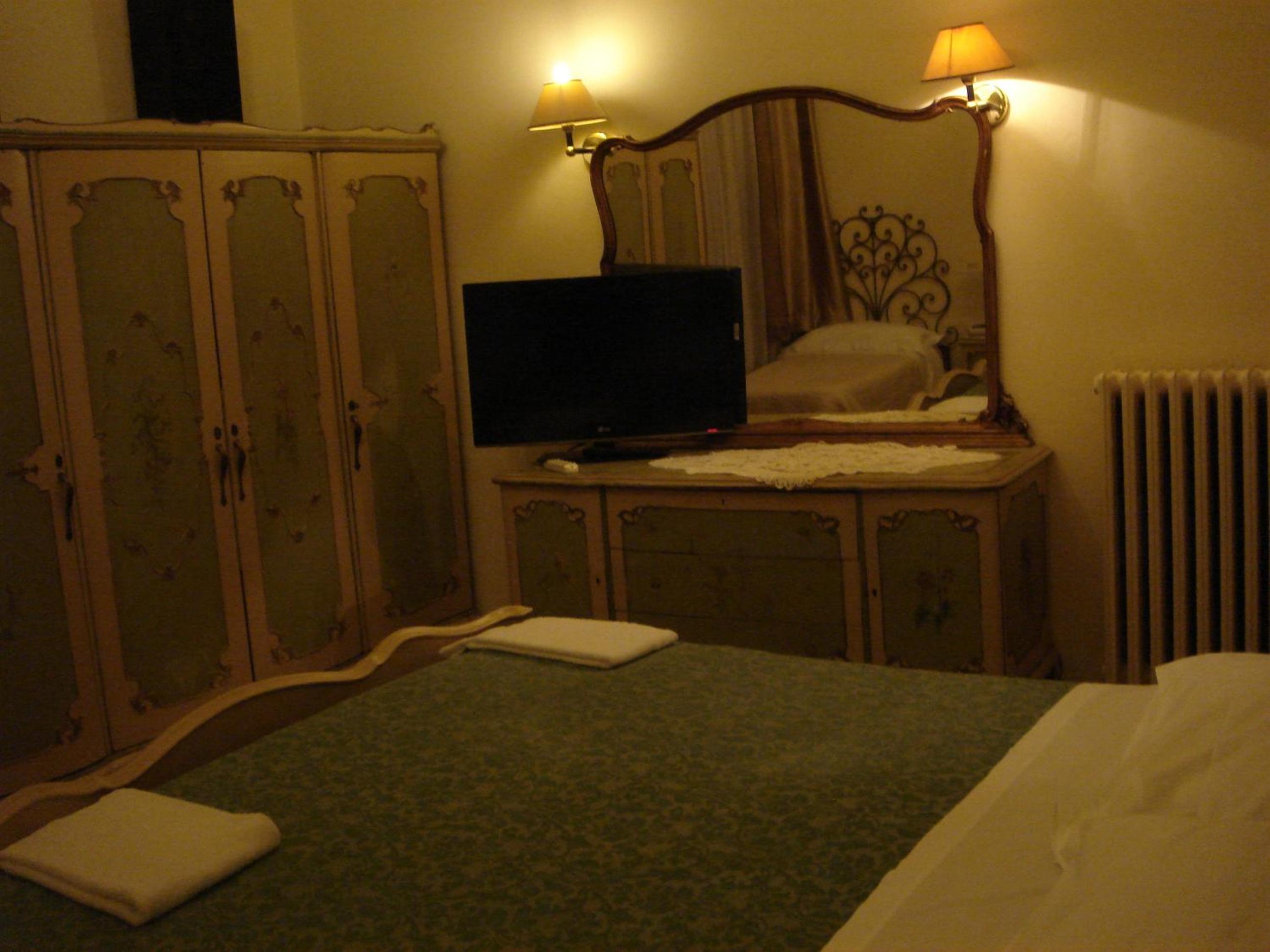 Triple Room with Shared Bathroom photo 2