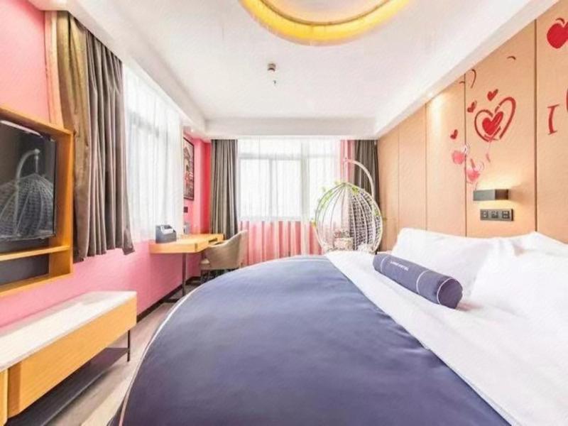 Round Bed Room  photo 2