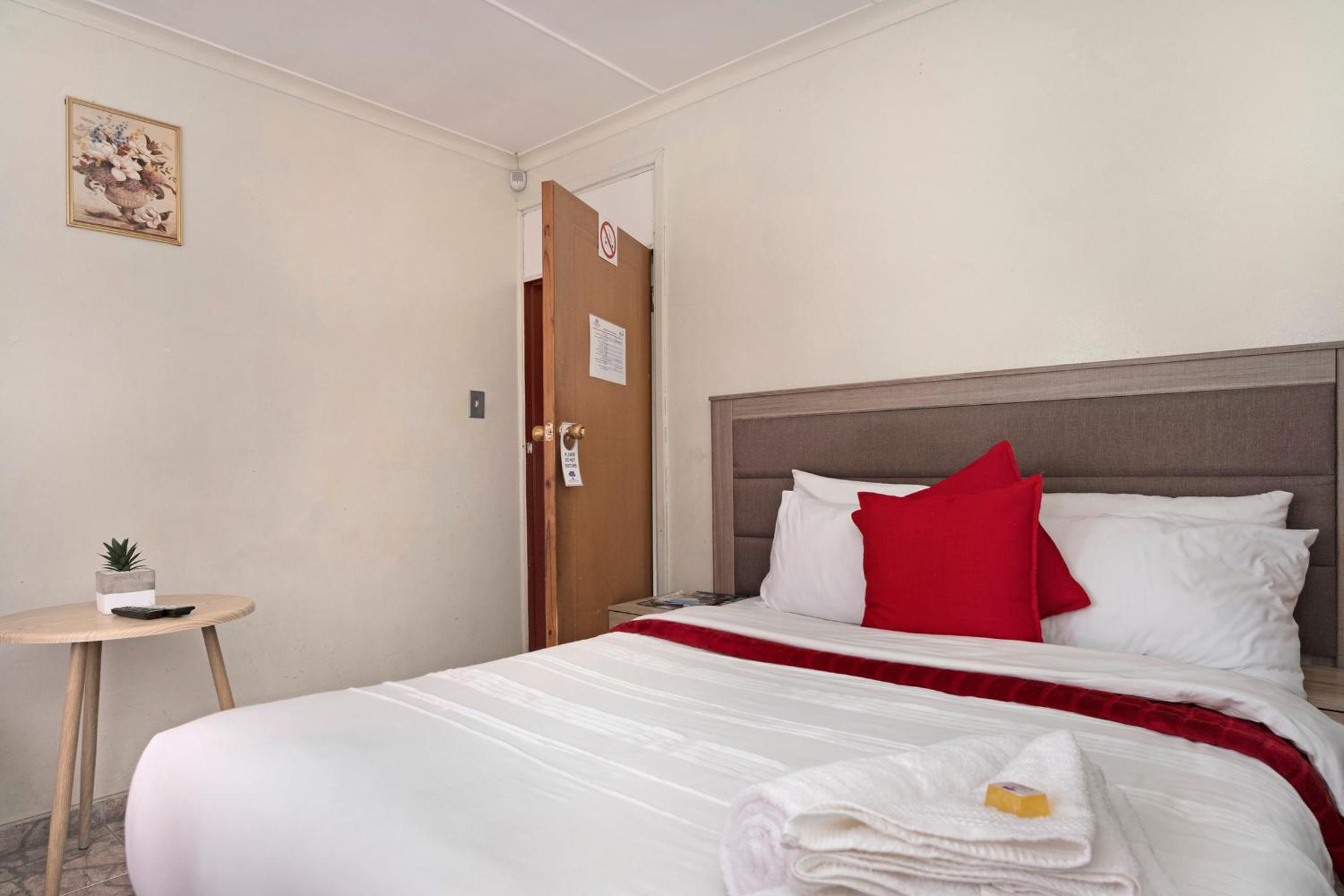 Budget Double Room - Photo 2