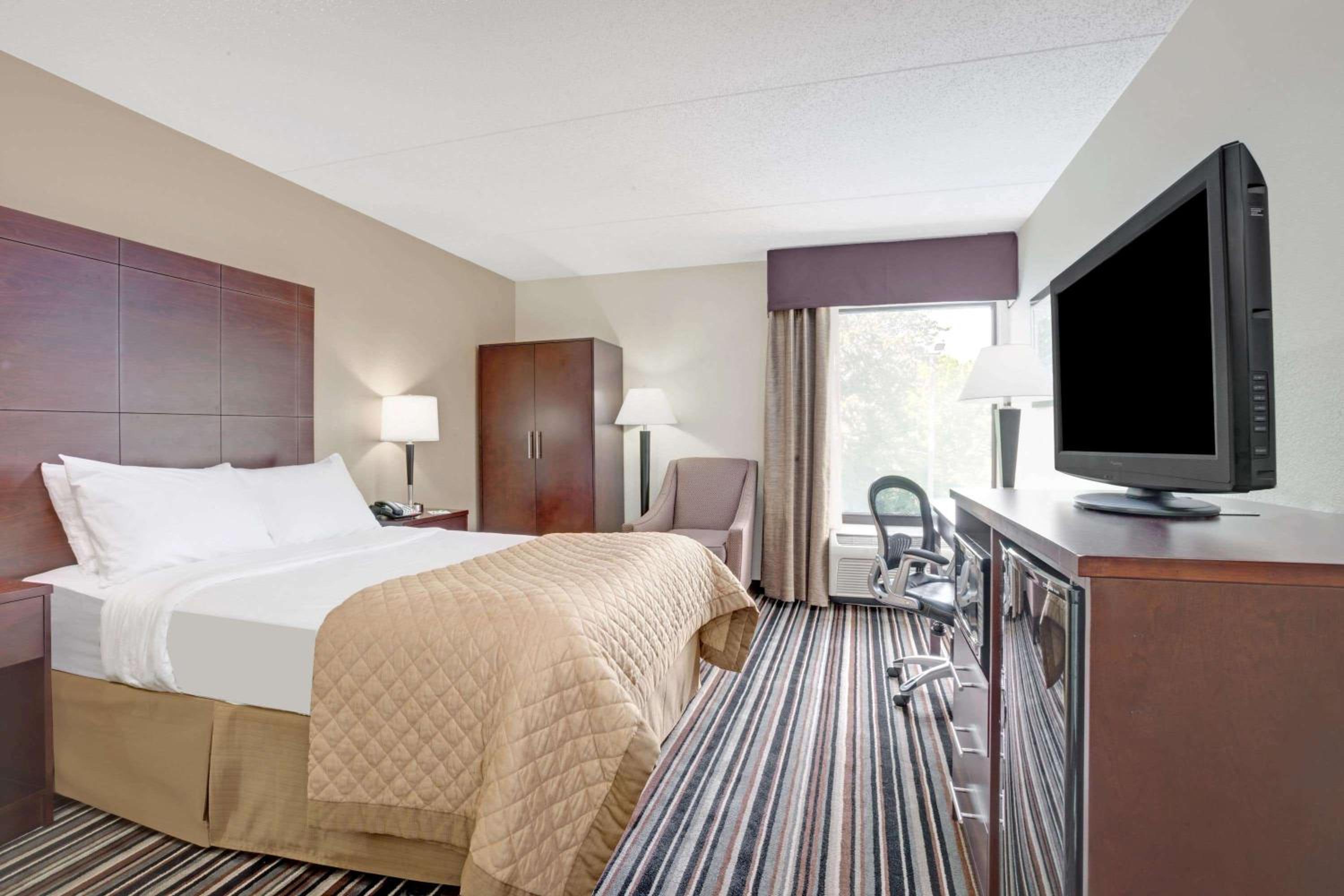 Suite with Two Double Beds - Non-Smoking - Photo 5