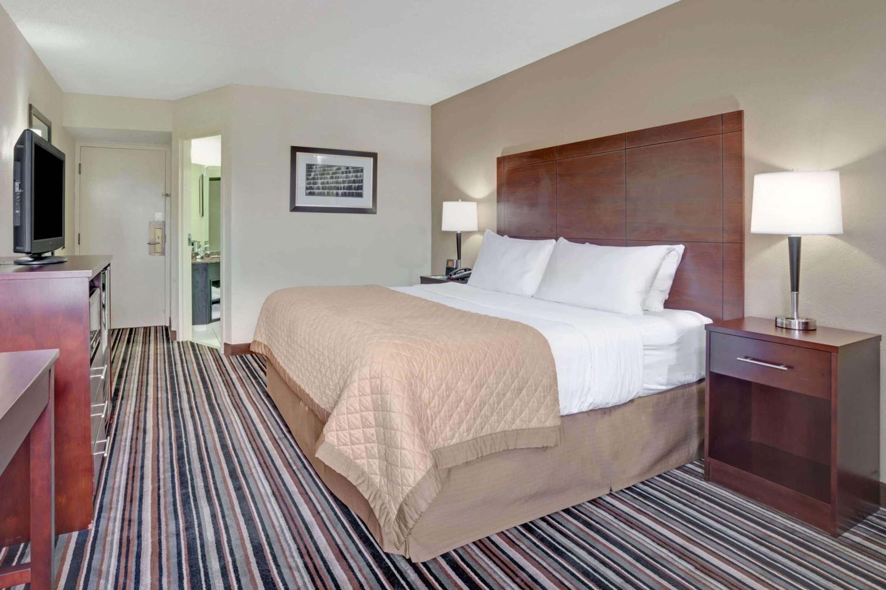 Deluxe King Room - Non-Smoking - Photo 1