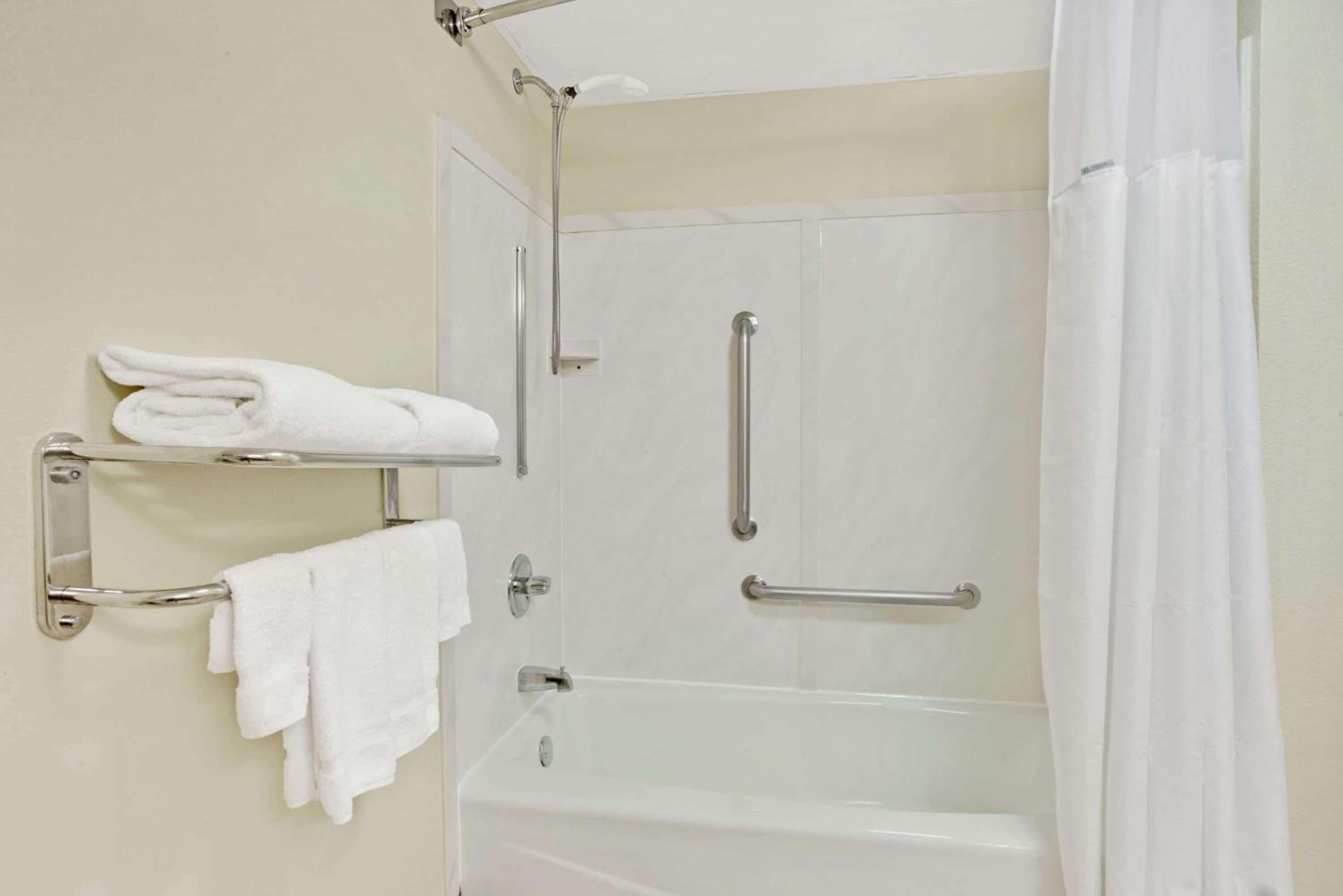Double Room with Mobility Access and Bathtub with Grab Bars -  Non-Smoking - Photo 3
