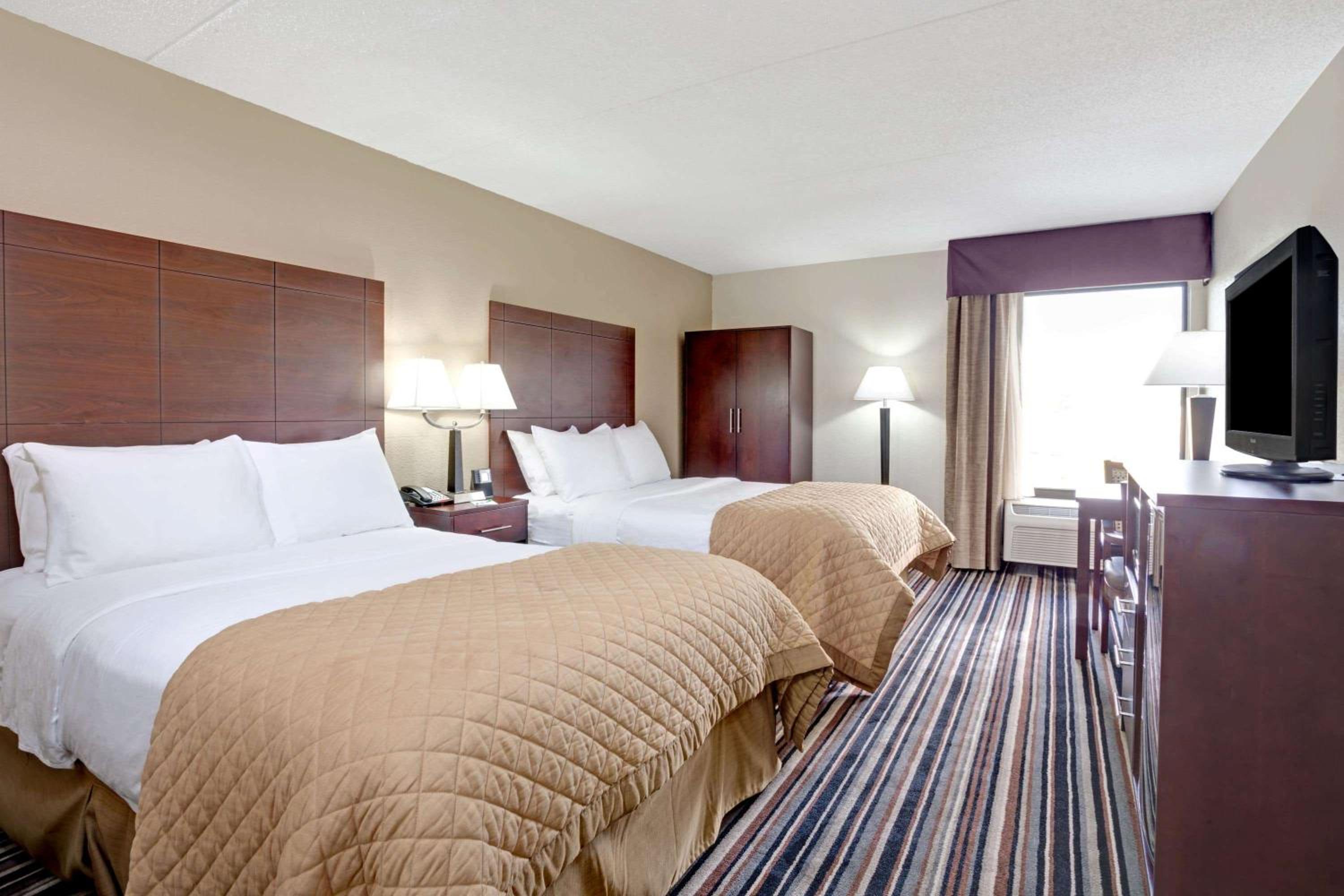 Double Room with Two Double Beds - Non-Smoking - Photo 2