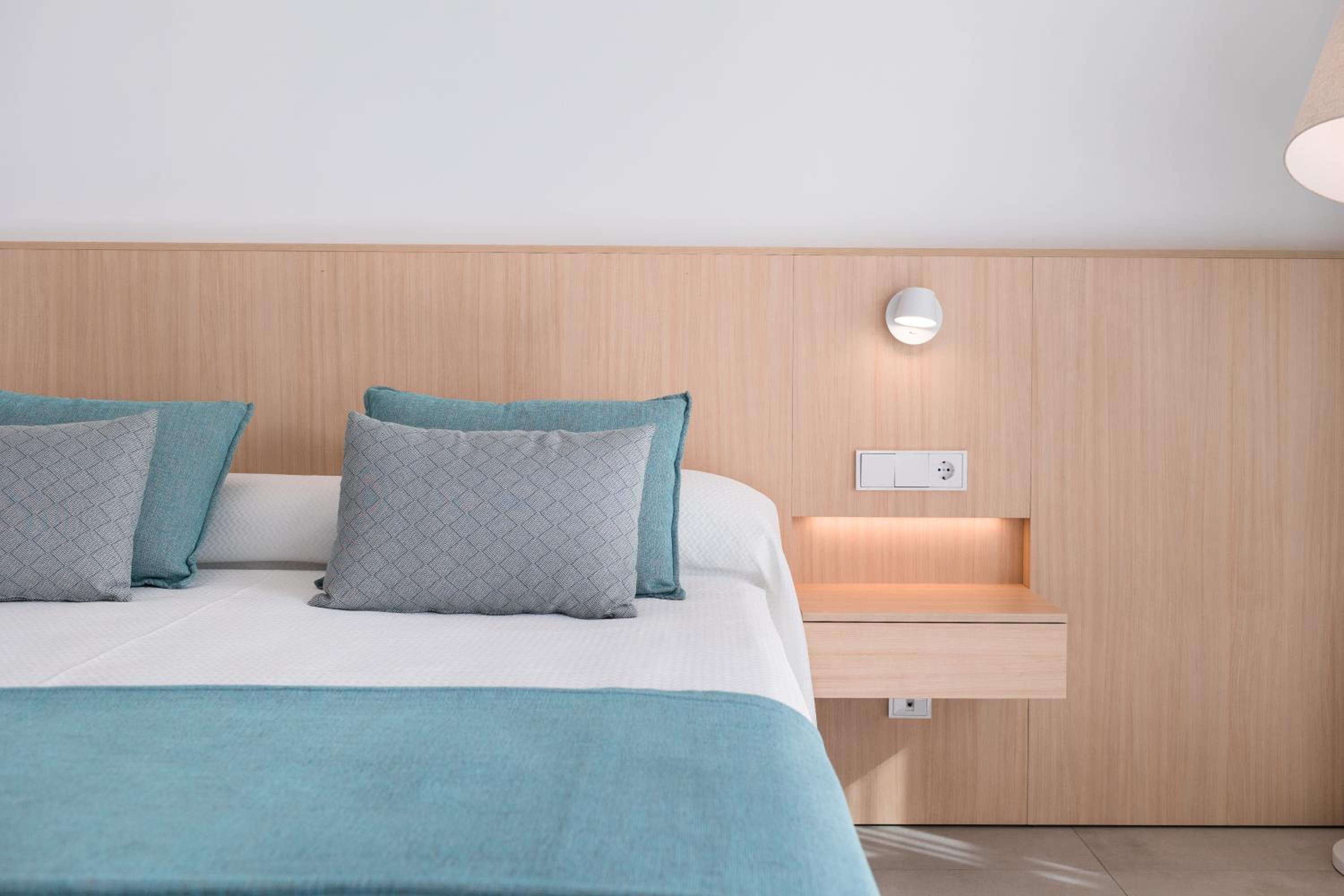 Standard Double or Twin Room with Balcony - Photo 4