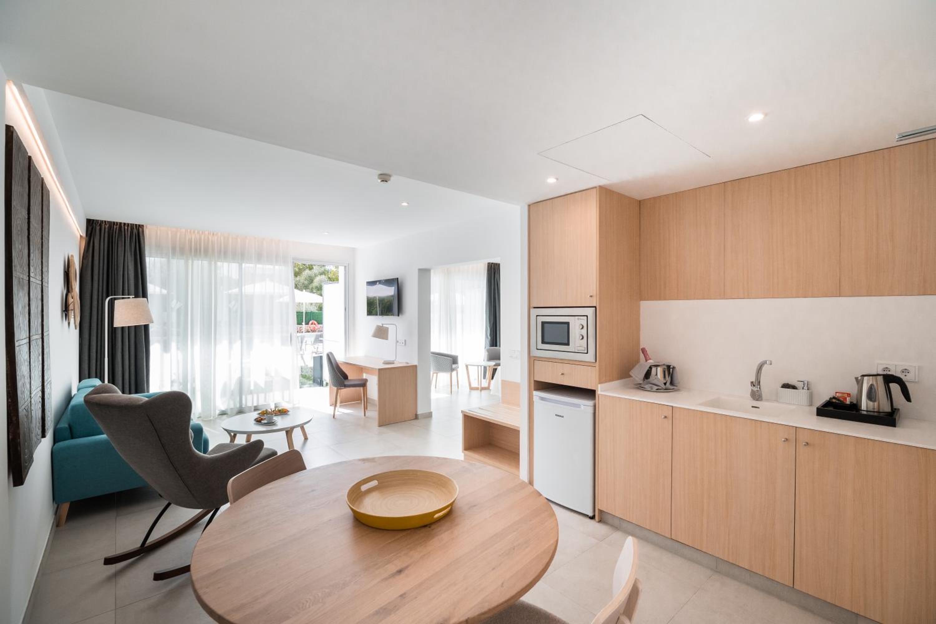 Suite with Balcony - Photo 6