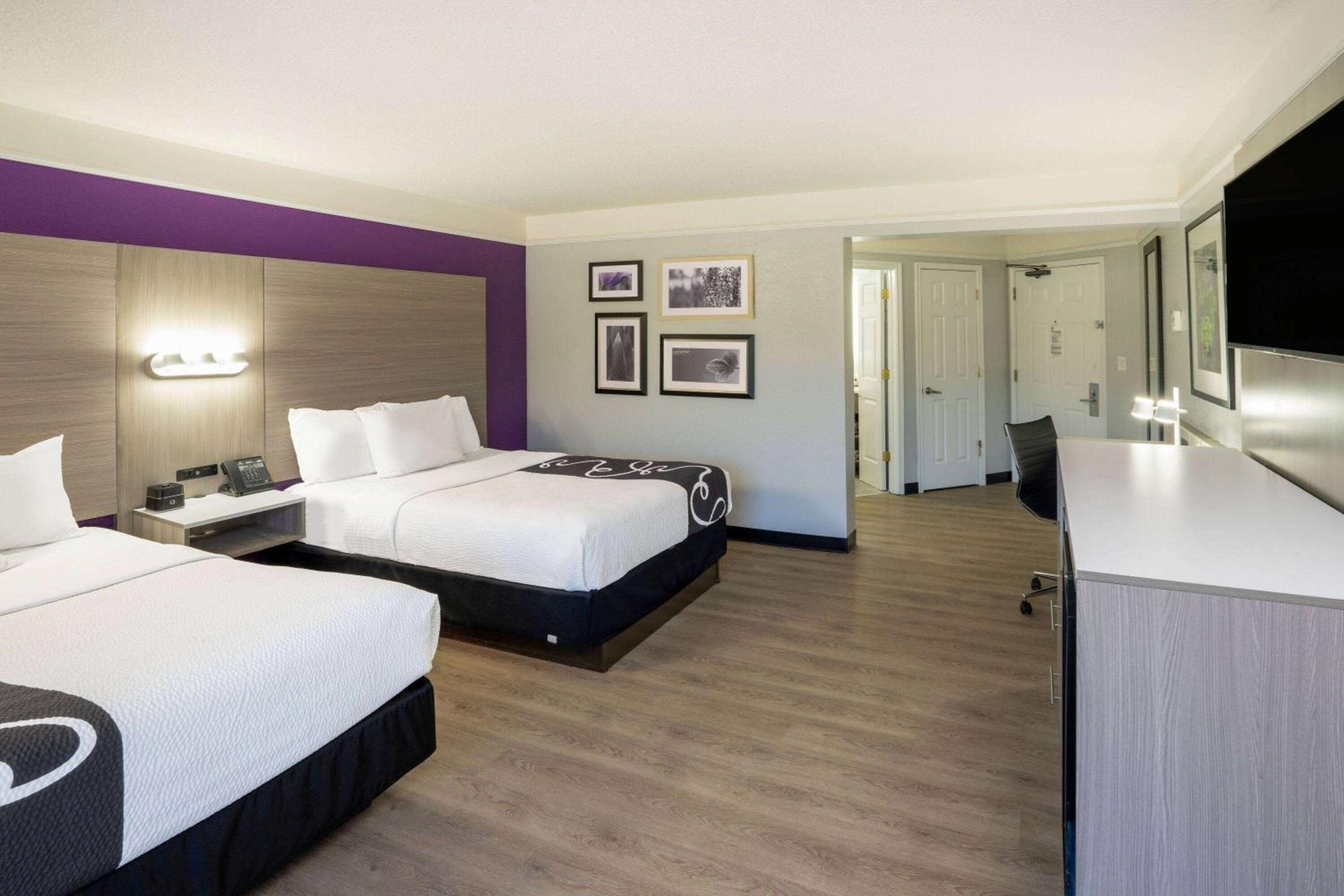Queen Room with Two Queen Beds - Non-Smoking - Photo 4
