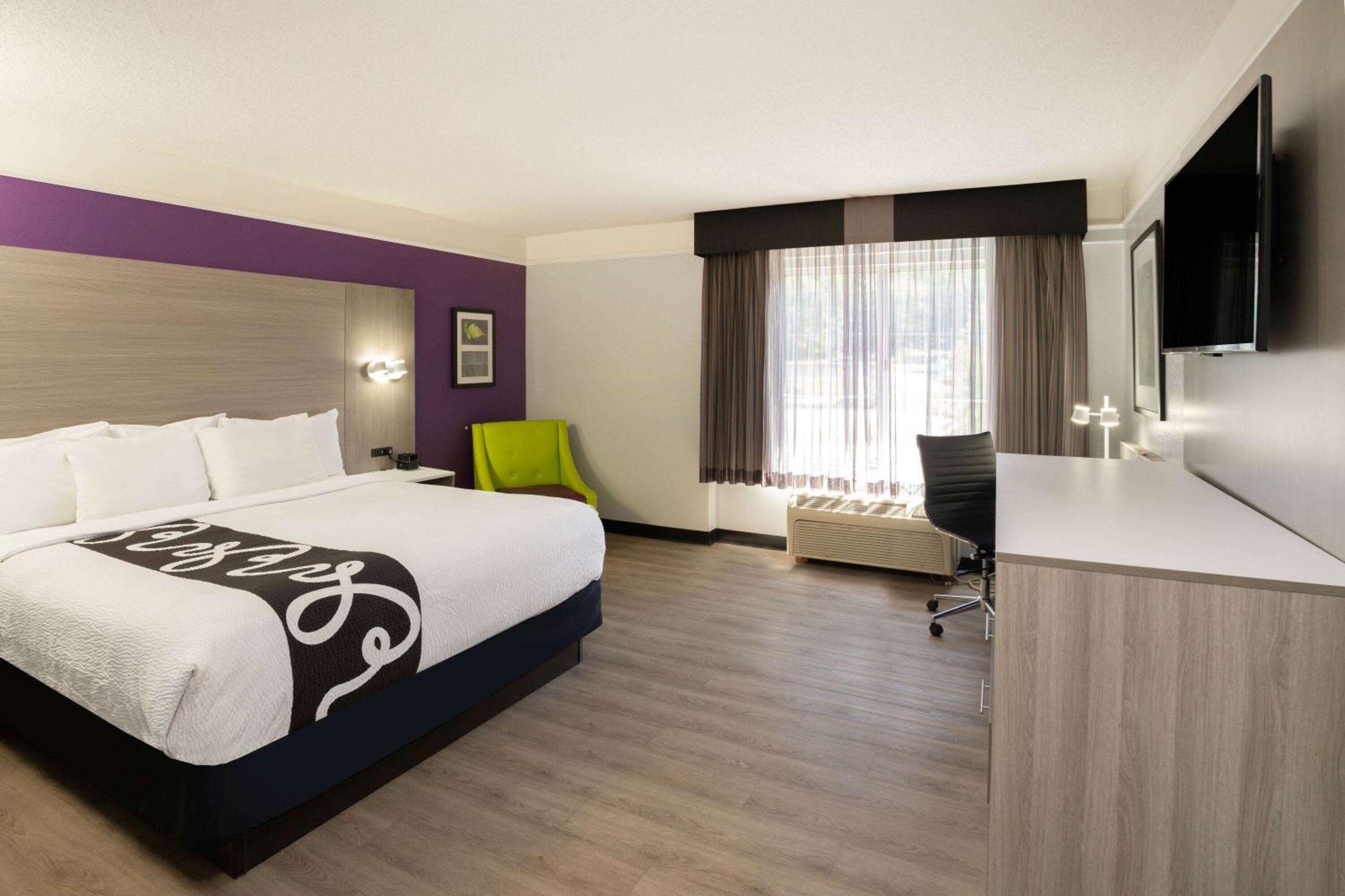 King Room - Mobility and Hearing Impaired Access/Non-Smoking - Photo 1