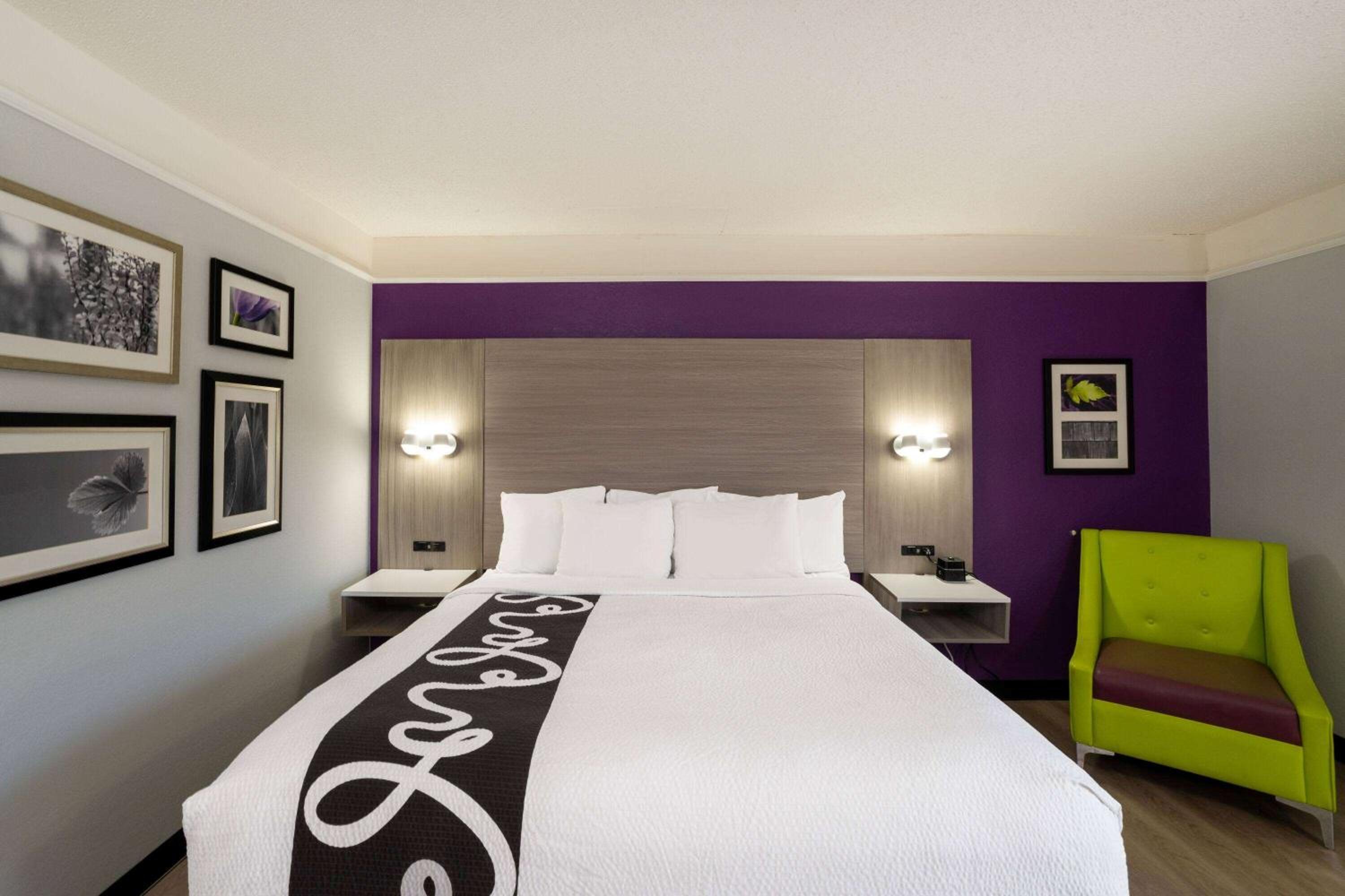 King Room - Non-Smoking - Photo 4