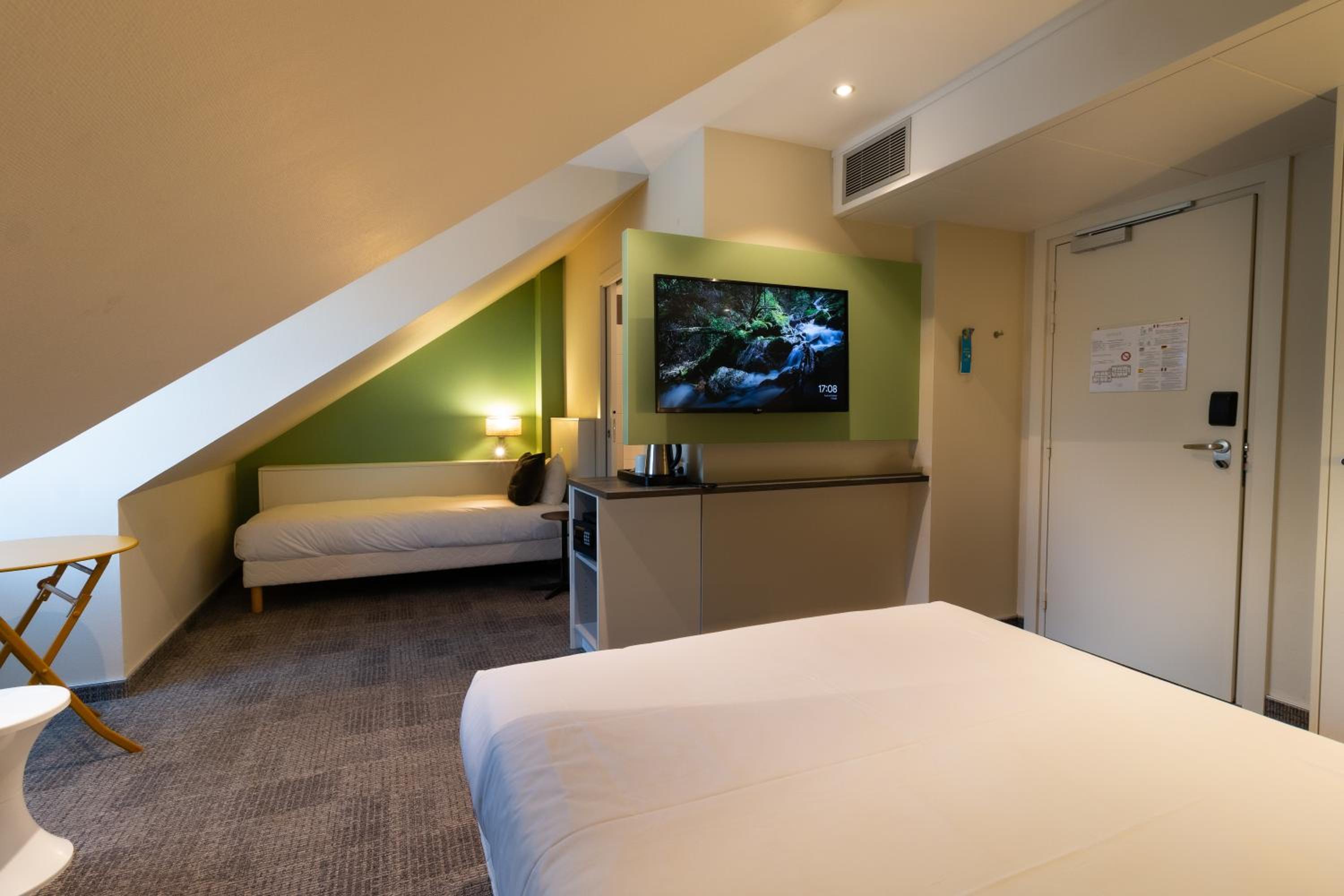 POP Room with One Double Bed and One Single Bed - Photo 2