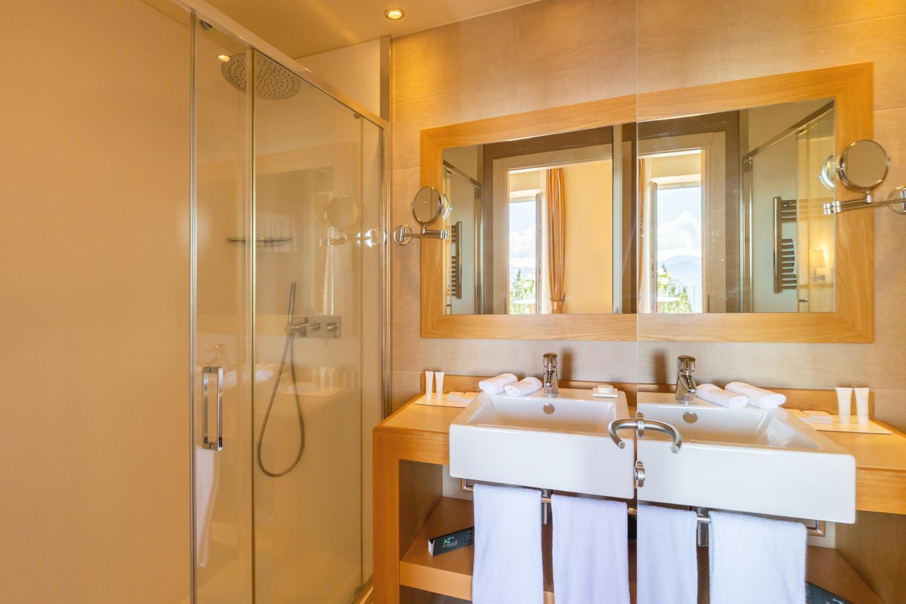 Classic Double Room with Lake View  - Photo 5