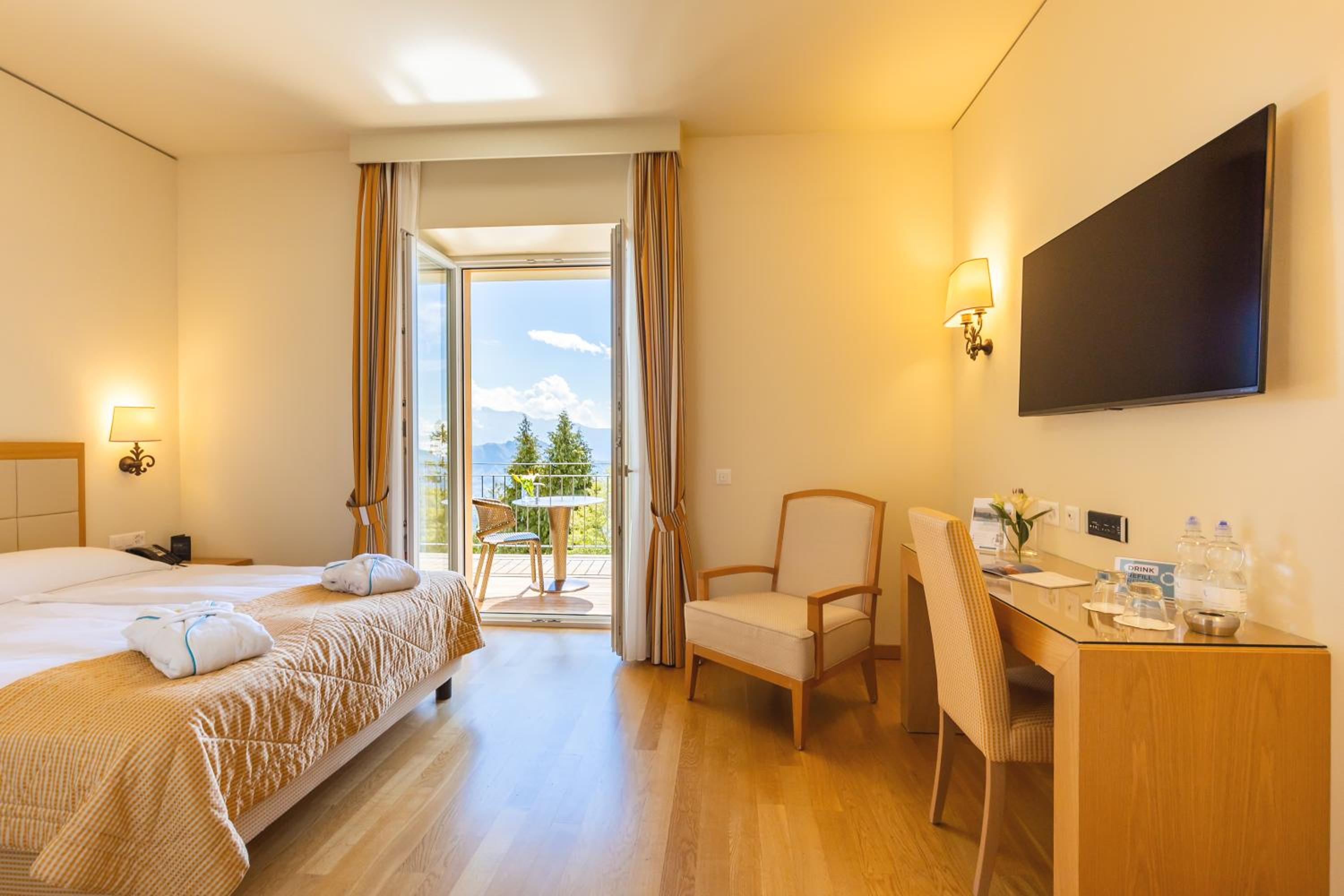Classic Double Room with Lake View  - Photo 4