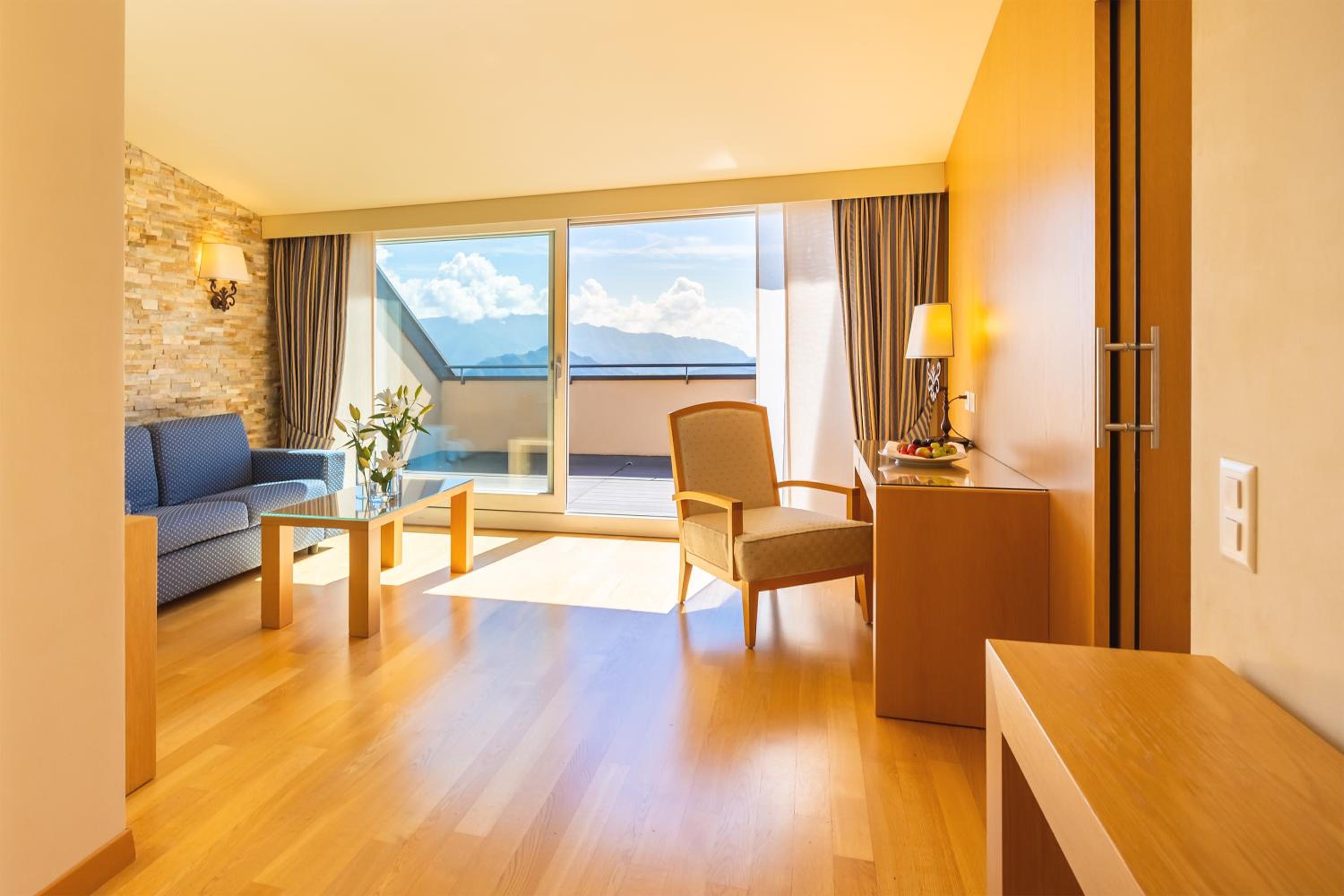 Penthouse Suite with Lake View - Photo 1