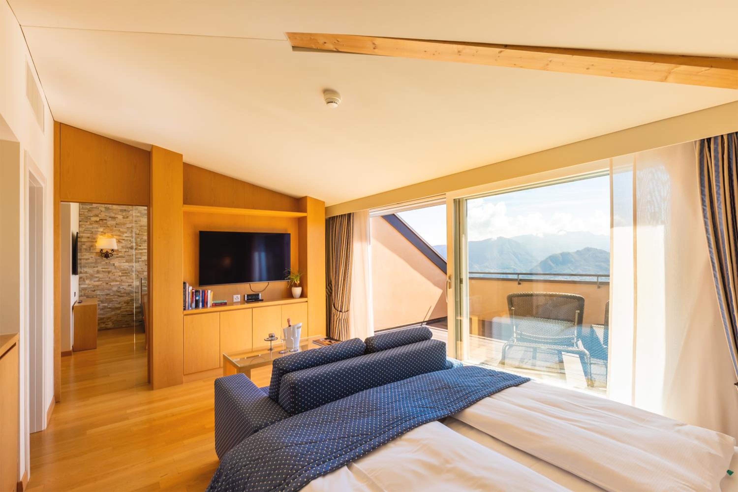 Penthouse Suite with Lake View - Photo 11