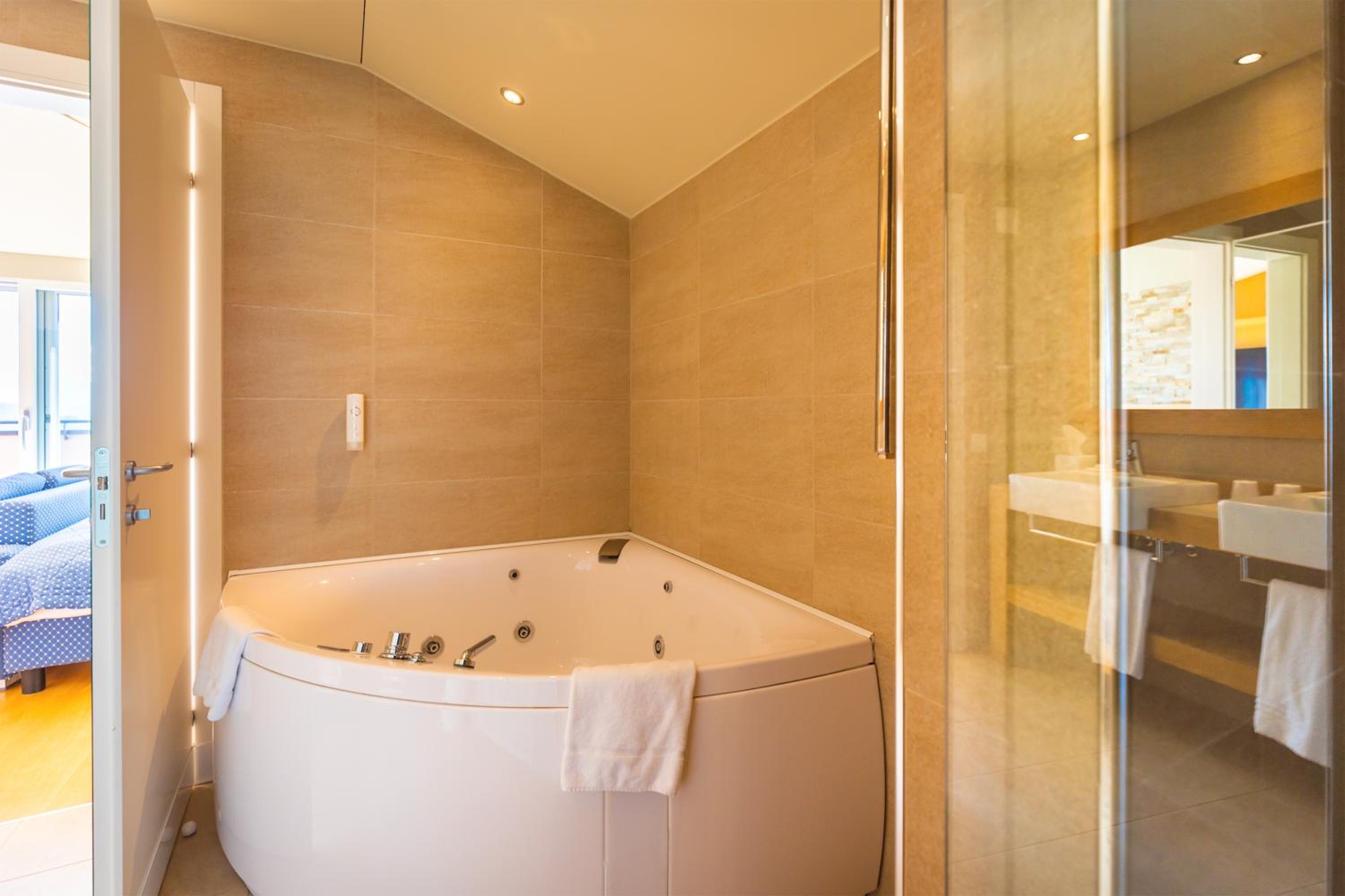 Penthouse Suite with Lake View - Photo 9