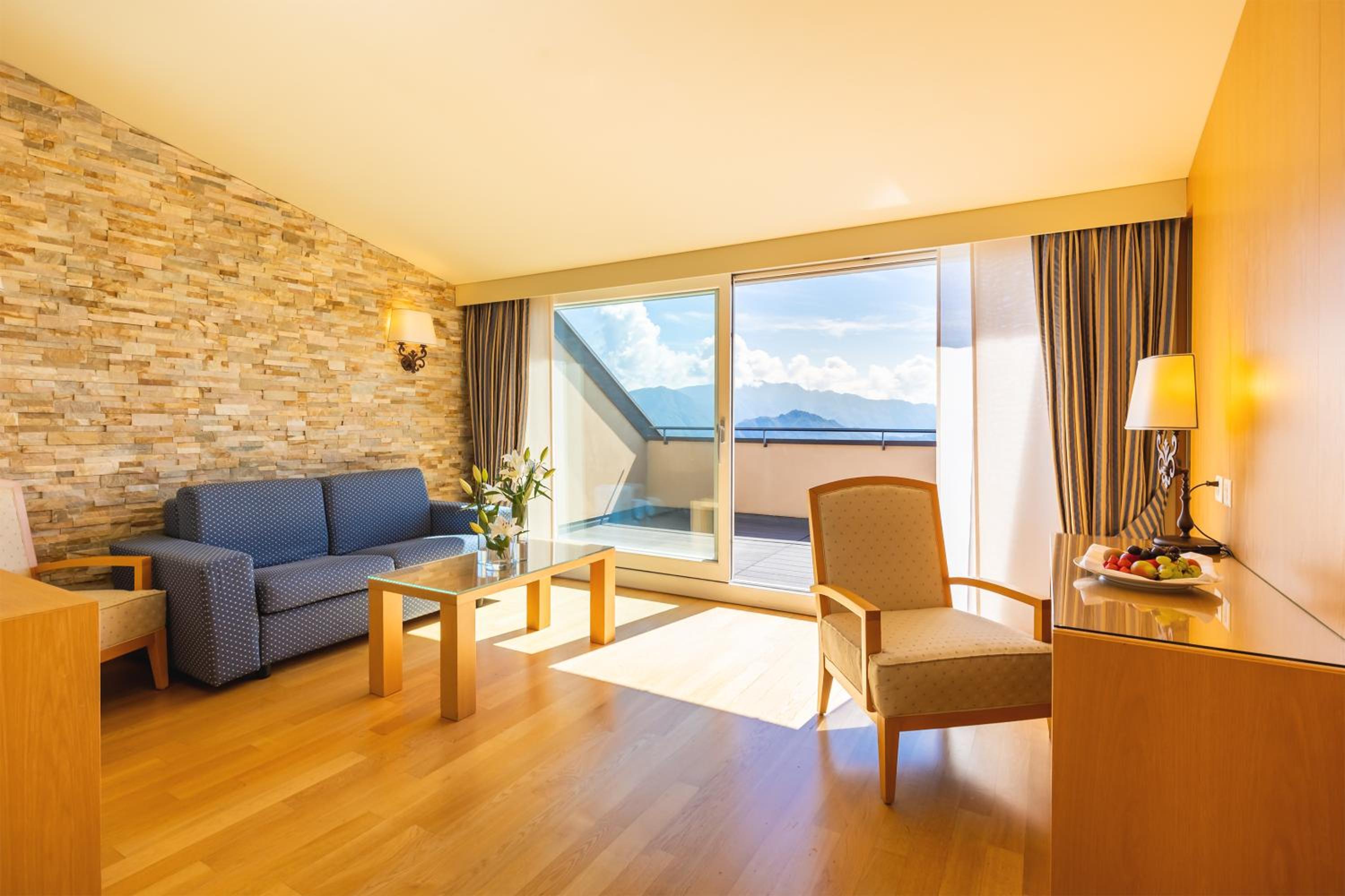 Penthouse Suite with Lake View - Photo 8