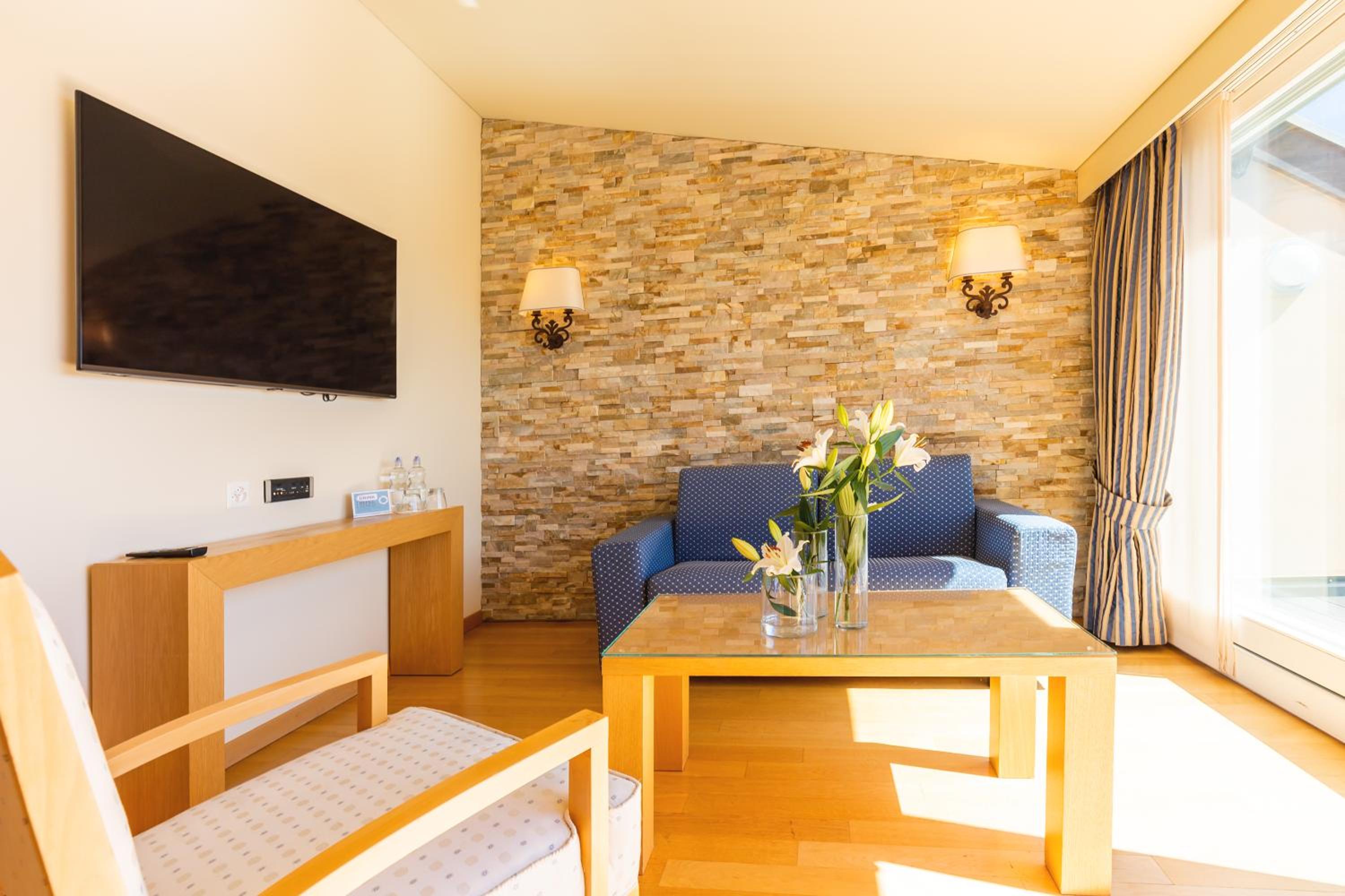 Penthouse Suite with Lake View - Photo 3
