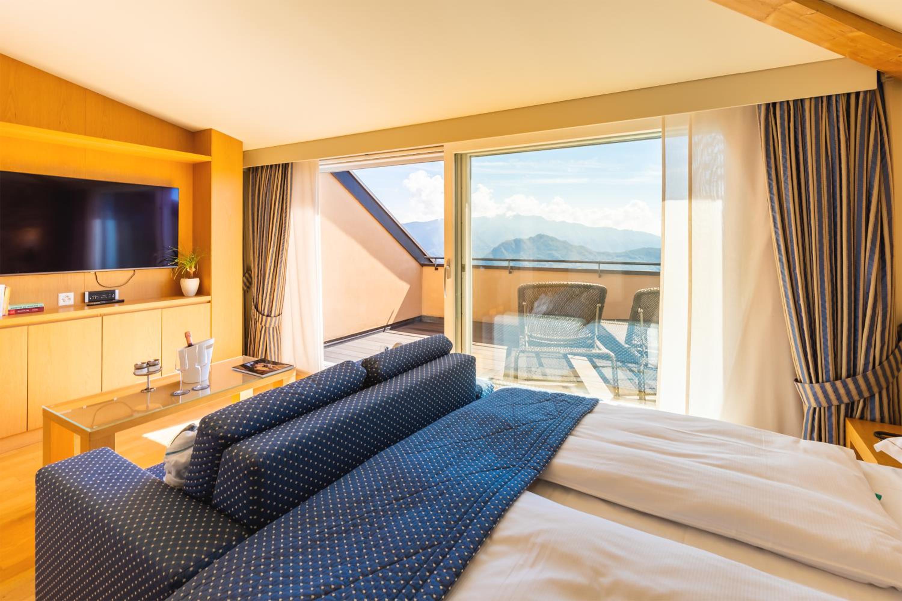 Penthouse Suite with Lake View - Photo 5