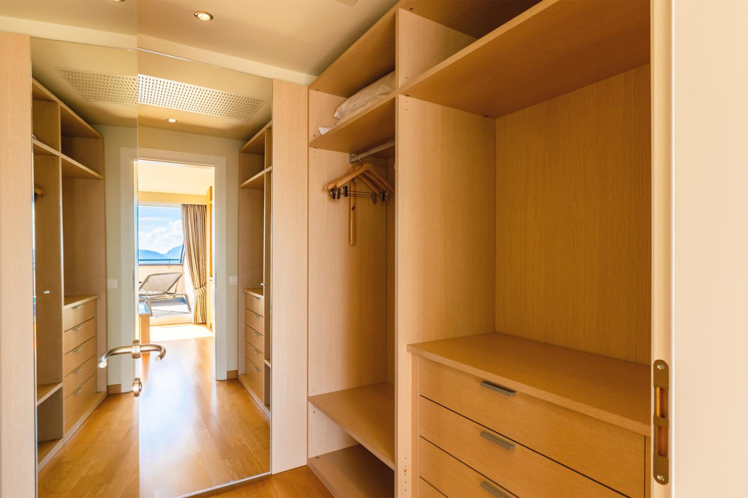 Penthouse Suite with Lake View - Photo 2