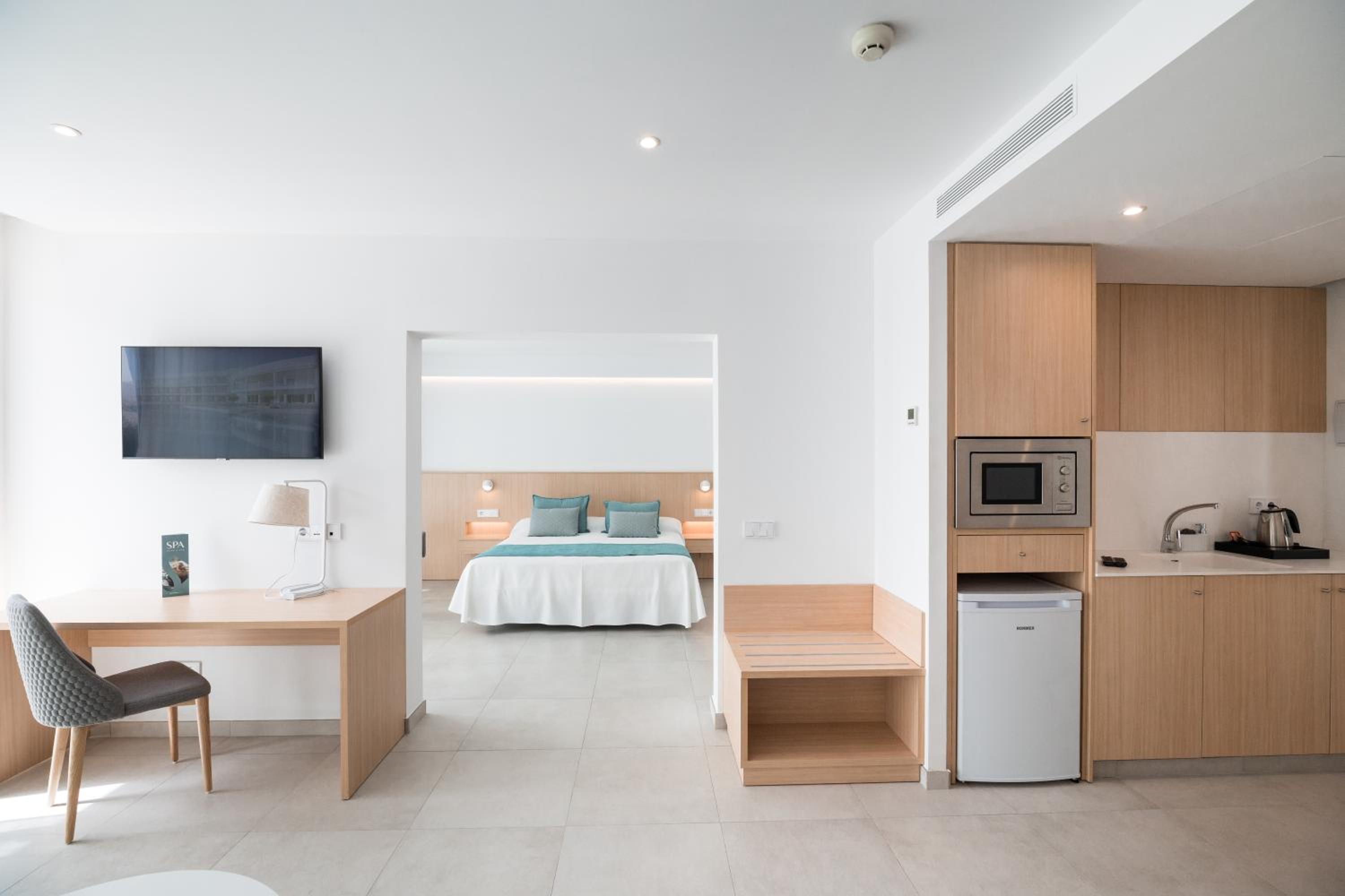 Suite with Balcony - Photo 4